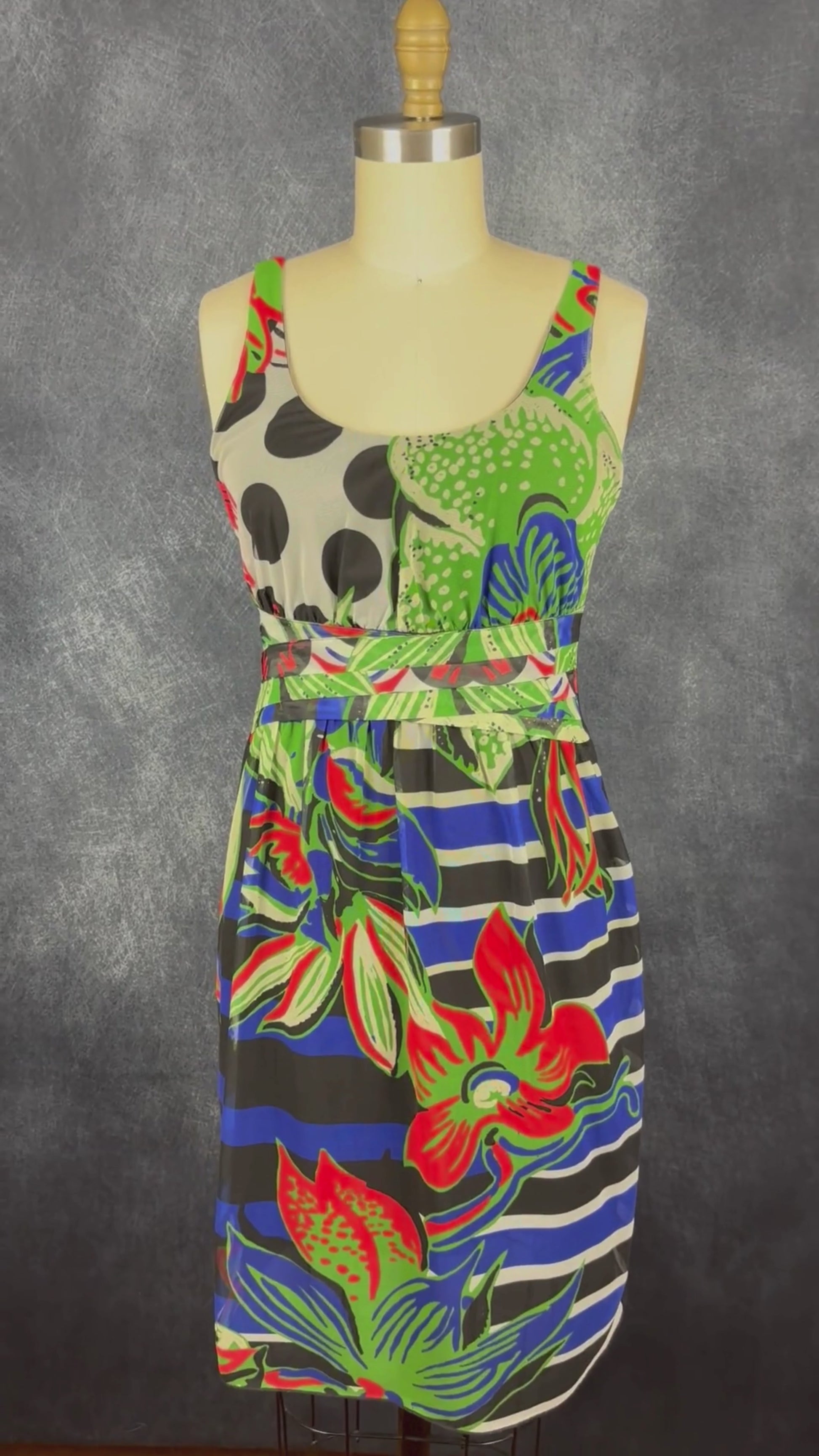 Robe noire à devant coloré sur fin voilage Desigual, taille small, mais peut faire aussi xs. Vue de la vidéo qui présente tous les détails de la robe.