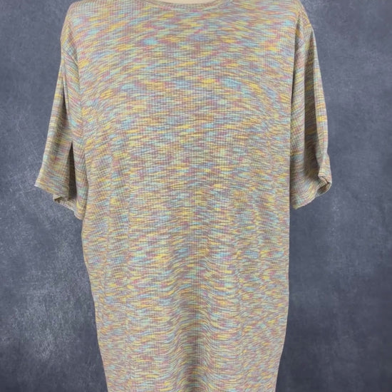 Robe t-shirt confortable et extensible aux douces couleurs Joelle, taille medium. Vue de la vidéo qui présente tous les détails de la robe.