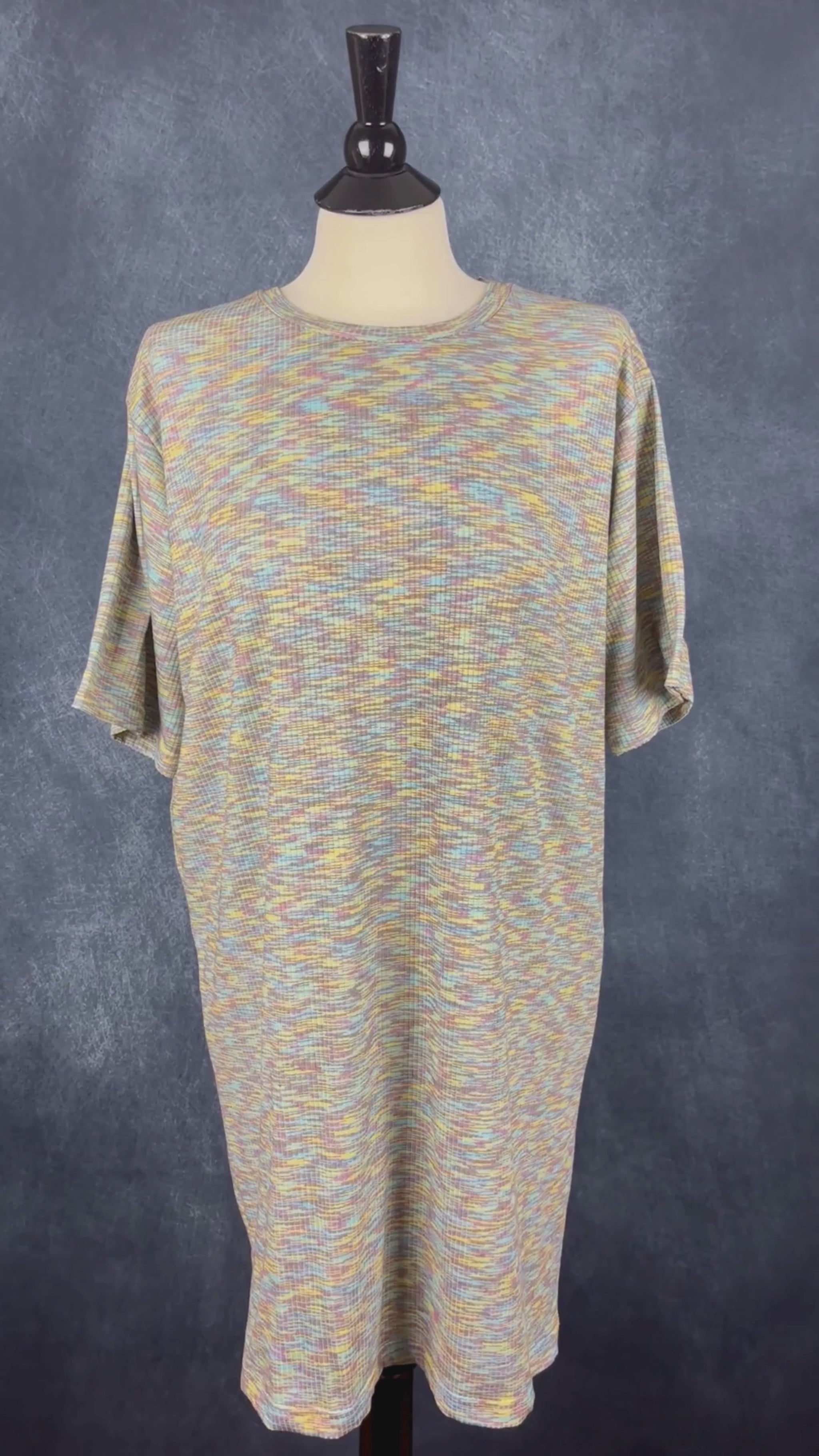 Robe t-shirt confortable et extensible aux douces couleurs Joelle, taille medium. Vue de la vidéo qui présente tous les détails de la robe.