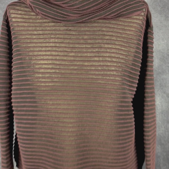 Chandail en tricot côtelé prune Sarah Pacini, taille unique. Vue de la vidéo qui présente tous les détails du chandail.