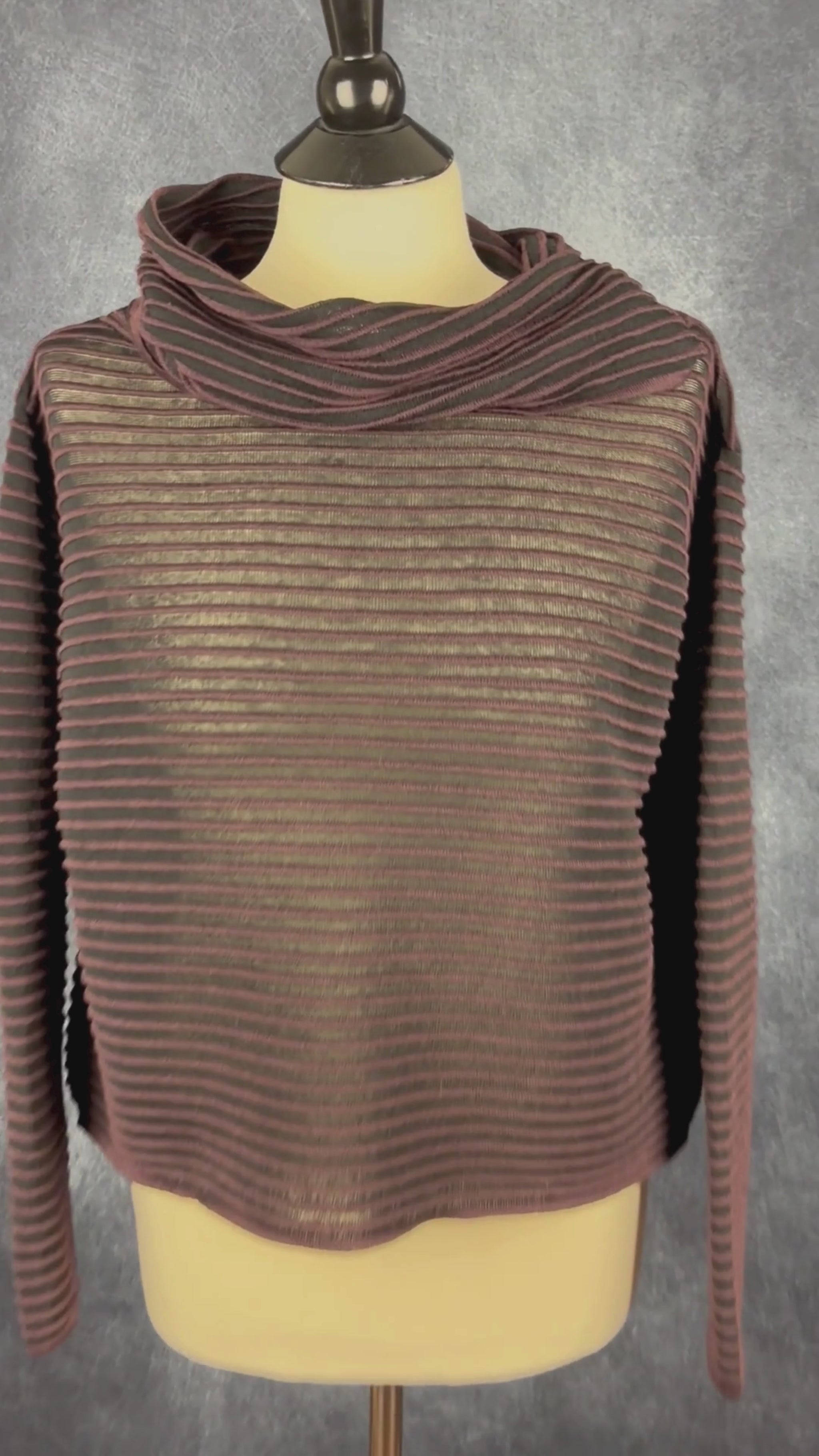 Chandail en tricot côtelé prune Sarah Pacini, taille unique. Vue de la vidéo qui présente tous les détails du chandail.