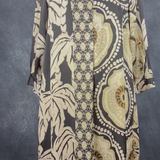 Robe style caftan à motifs magnifiques beige, noir, tan Shirtaporter, taille estimée à small/medium. Vue de la vidéo qui présente tous les détails de la robe.