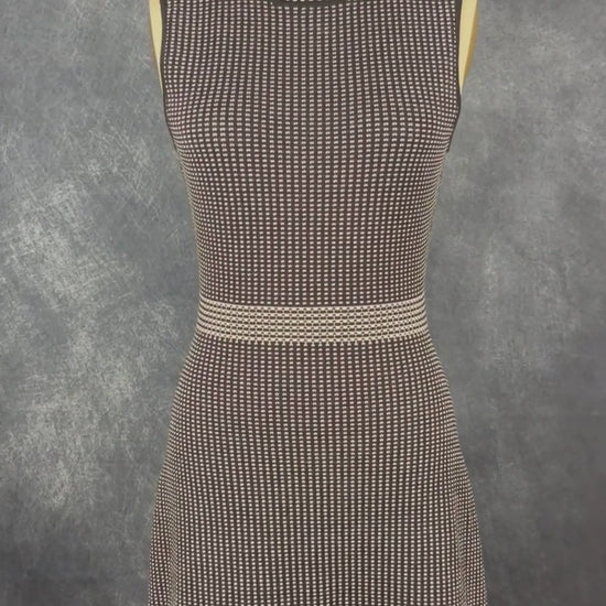 Robe en tricot à motifs blancs et noirs Theory, taille medium (fait plus small). Vue de la vidéo qui présente tous les détails de la robe.