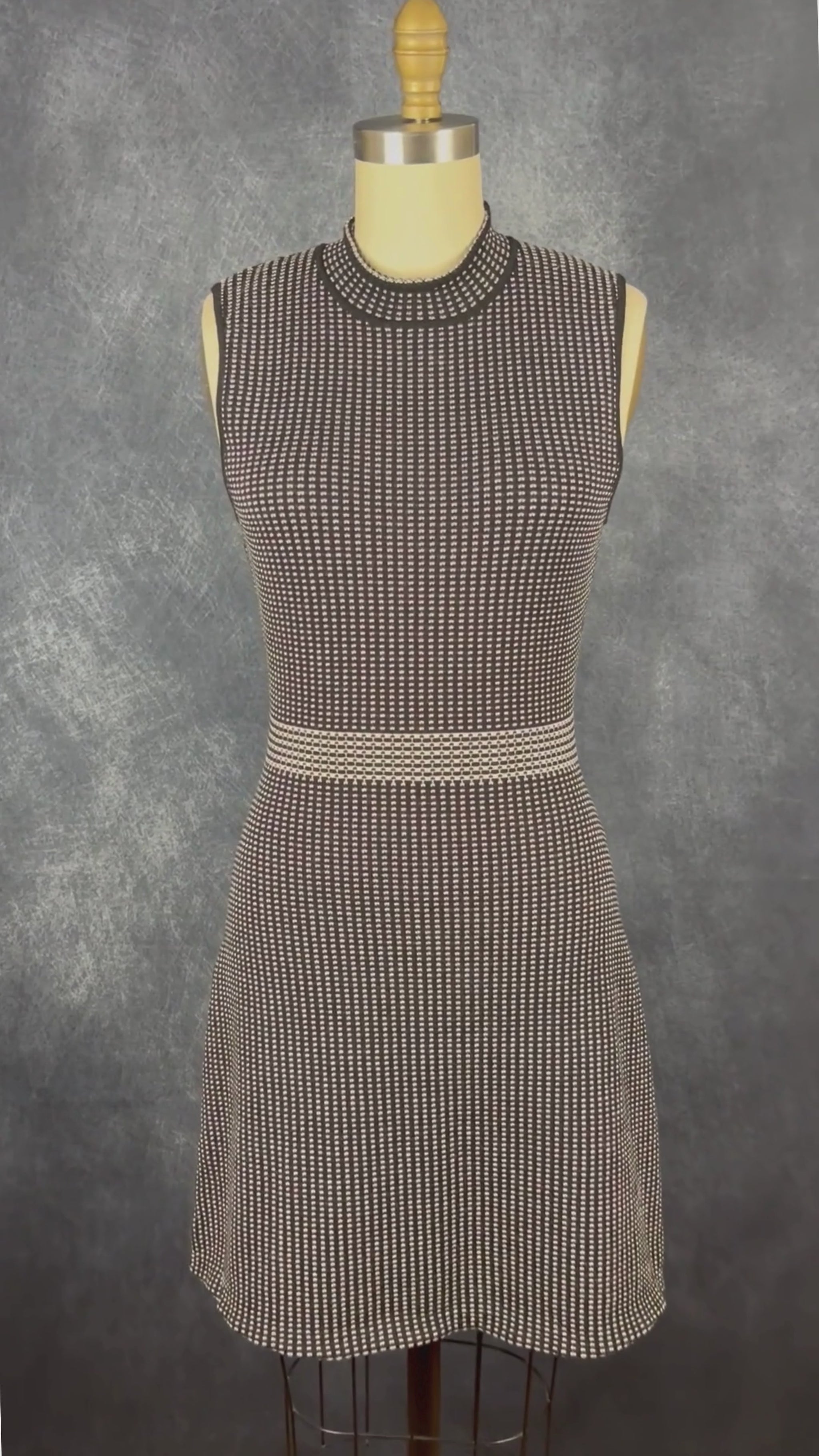 Robe en tricot à motifs blancs et noirs Theory, taille medium (fait plus small). Vue de la vidéo qui présente tous les détails de la robe.