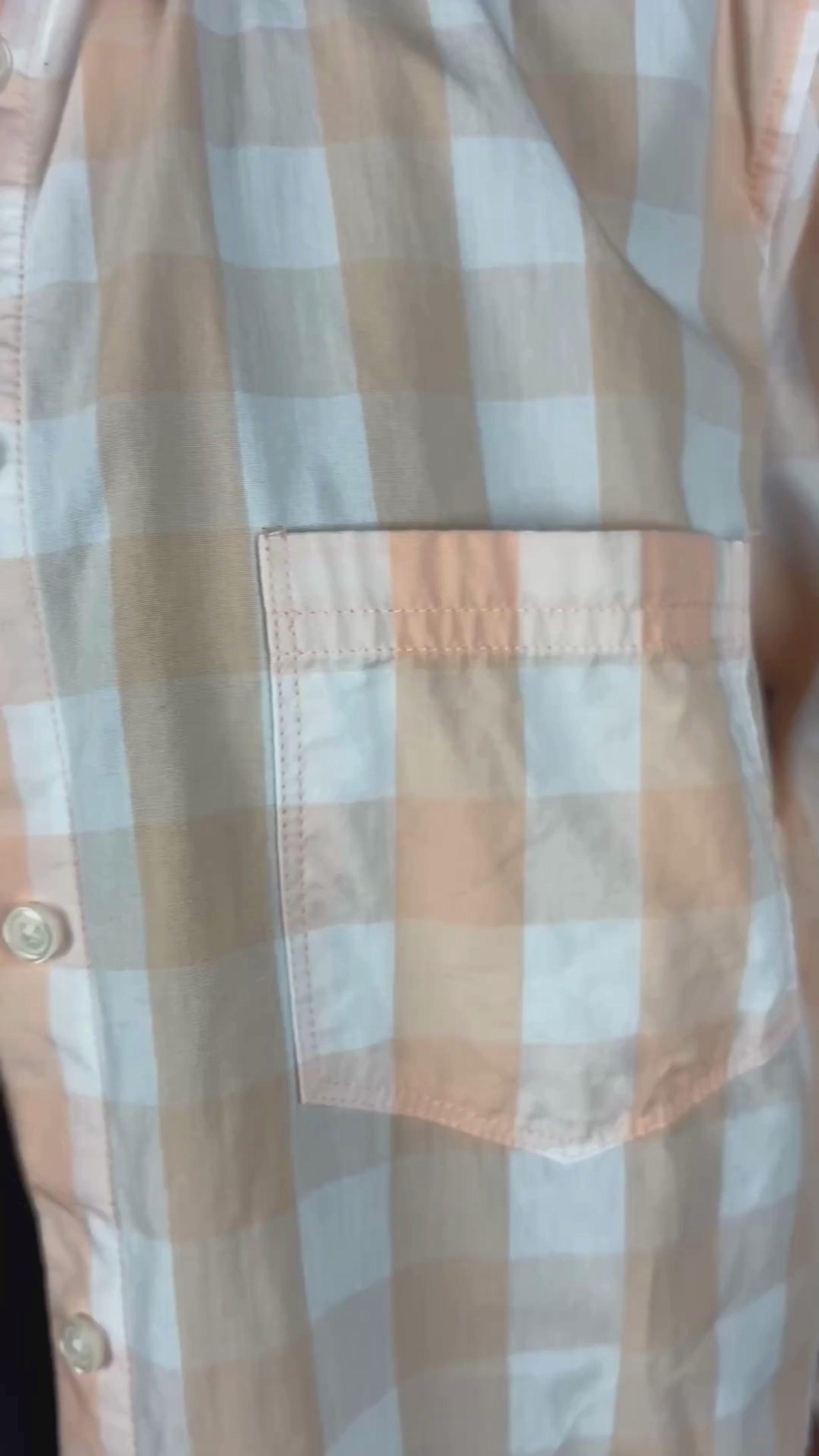 Chemisier doux en coton pêche et crème à carreaux Banana Republic, taille large. Vue de la vidéo qui présente tous les détails du chemisier.