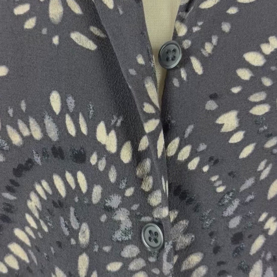 Chemisier fluide gris à motifs, modèle Celinda, Part Two, taille 42 (xl). Vue de la vidéo qui présente tous les détails du chemisier.