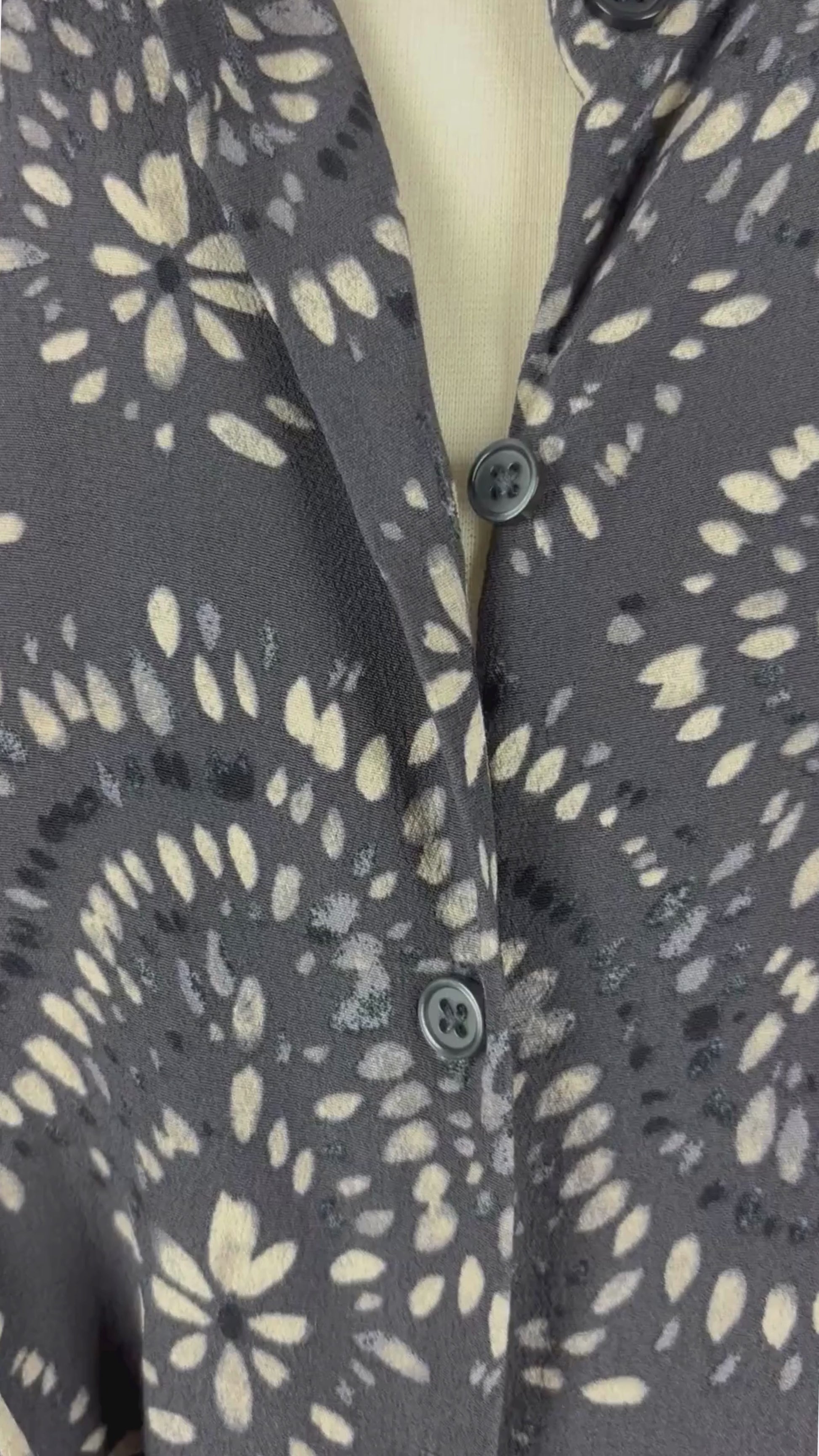 Chemisier fluide gris à motifs, modèle Celinda, Part Two, taille 42 (xl). Vue de la vidéo qui présente tous les détails du chemisier.