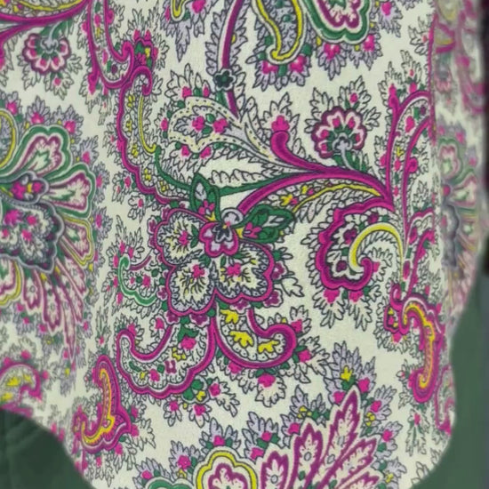 Blouse colorée à motifs paisley J.Crew, taille small. Vue de la vidéo qui présente tous les détails de la blouse.