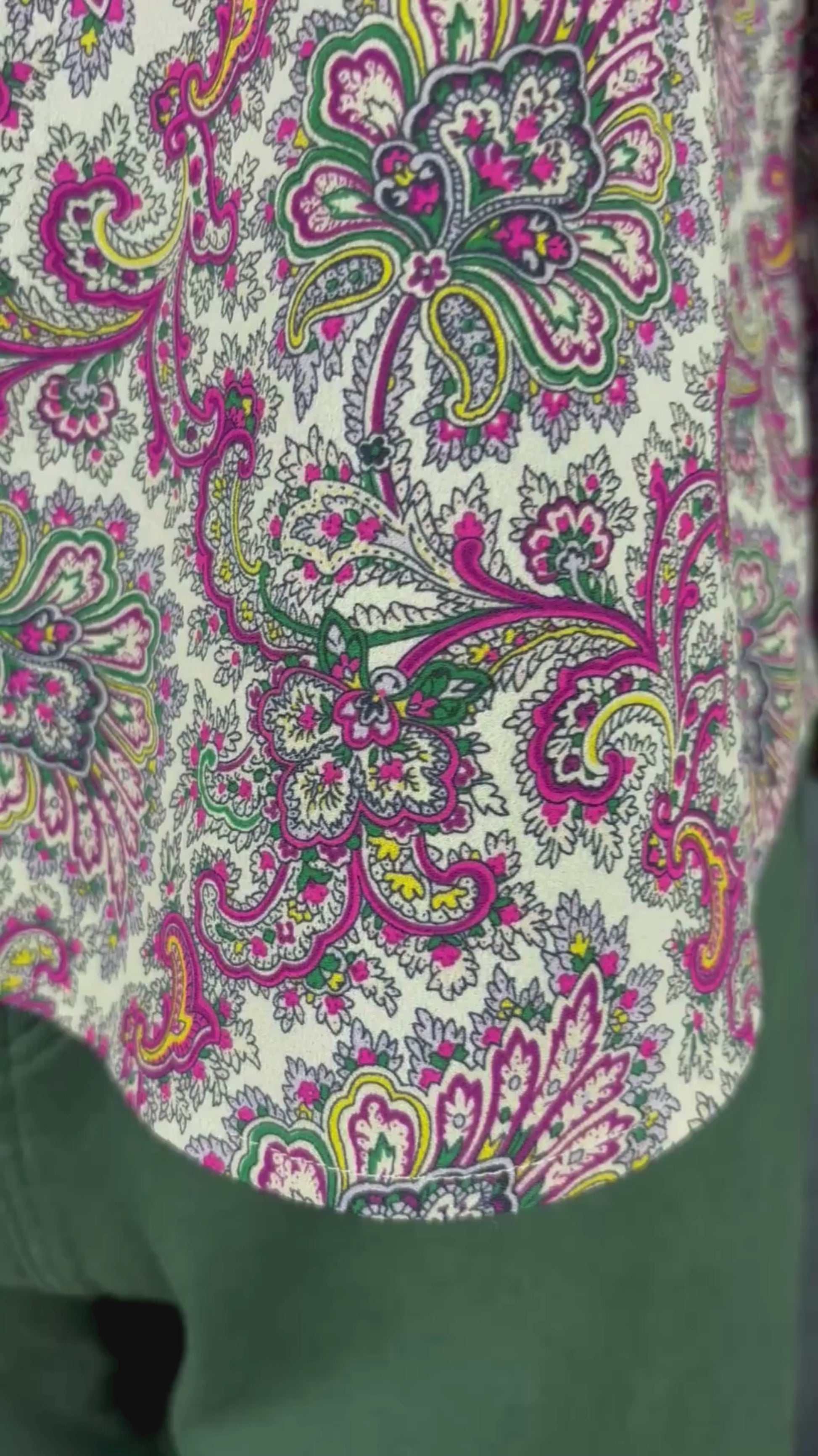 Blouse colorée à motifs paisley J.Crew, taille small. Vue de la vidéo qui présente tous les détails de la blouse.