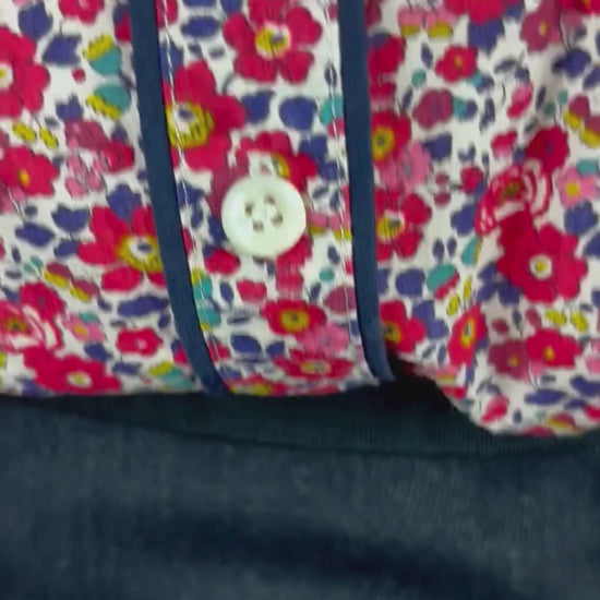 Chemisier à motifs floraux Liberty de J.Crew, taille 12 (m/l). Vue de la vidéo qui présente tous les détails du chemisier.