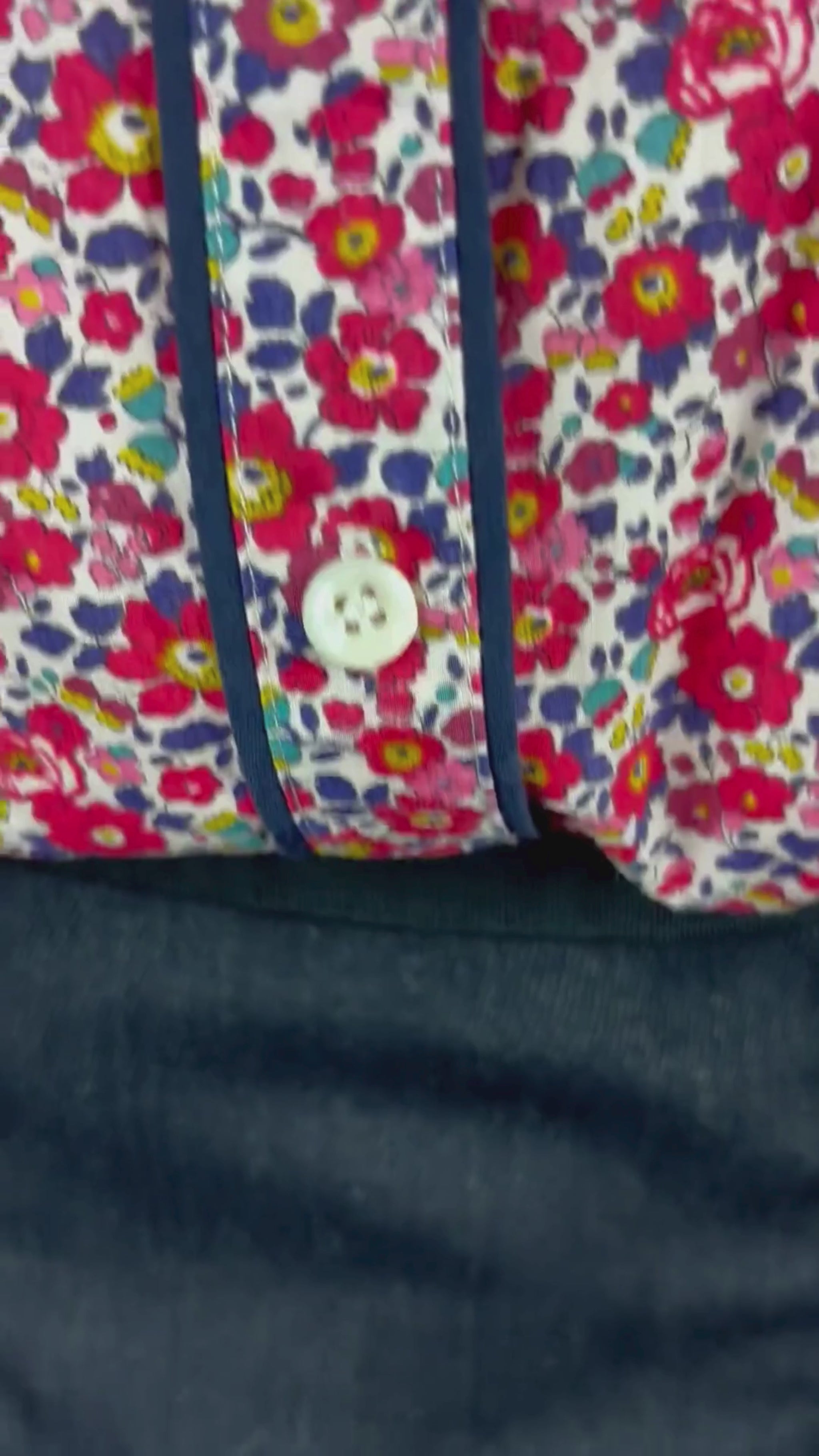 Chemisier à motifs floraux Liberty de J.Crew, taille 12 (m/l). Vue de la vidéo qui présente tous les détails du chemisier.