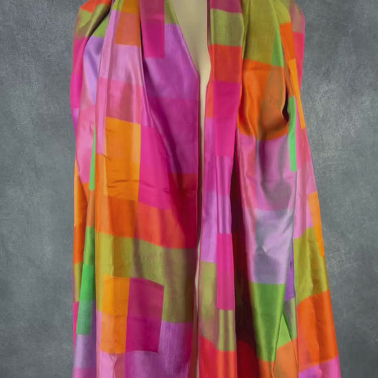 Grand foulard rectangulaire en twill de soie colorée. Vue de la vidéo qui présente tous les détails du foulard.