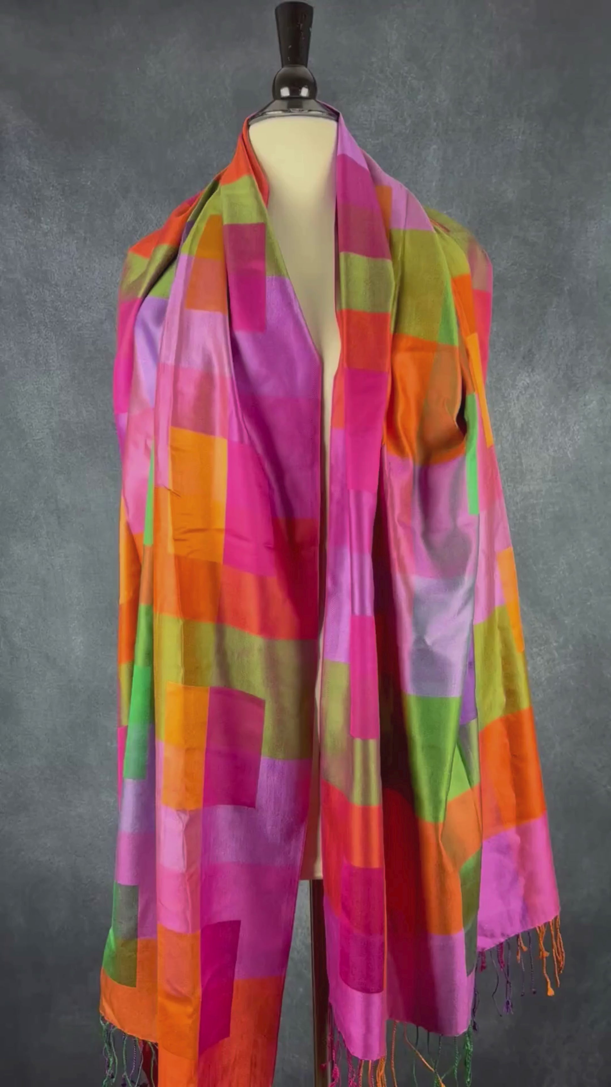 Grand foulard rectangulaire en twill de soie colorée. Vue de la vidéo qui présente tous les détails du foulard.