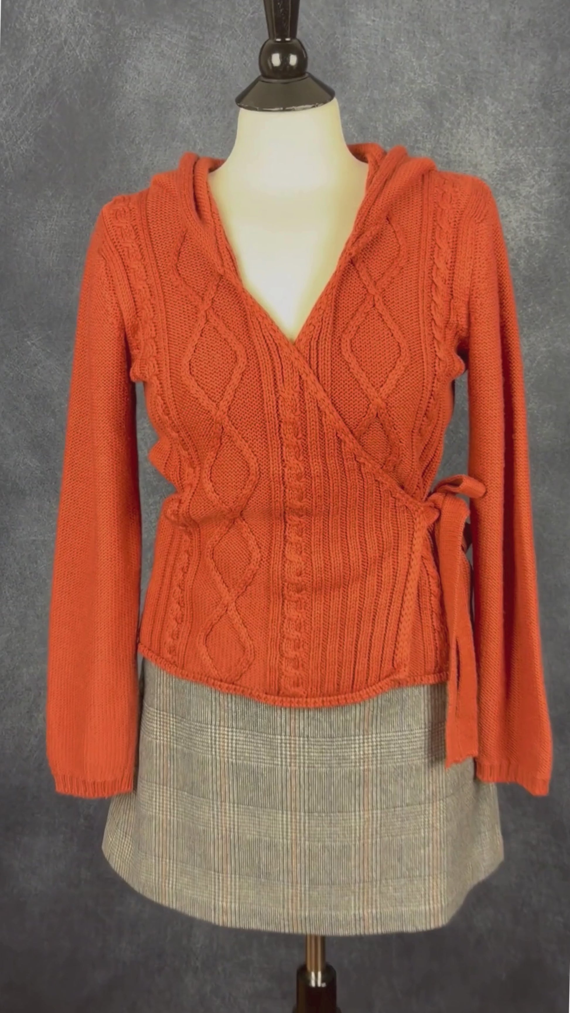 Chandail cache-coeur en tricot à capuchon couleur rouille Berretti, taille medium. Vue de la vidéo qui présente tous les détails du chandail.