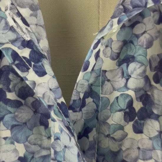 Chemisier hydrangée bleu lavande Simons tissu Liberty, taille small. Vue de la vidéo qui présente tous les détails du chemisier.