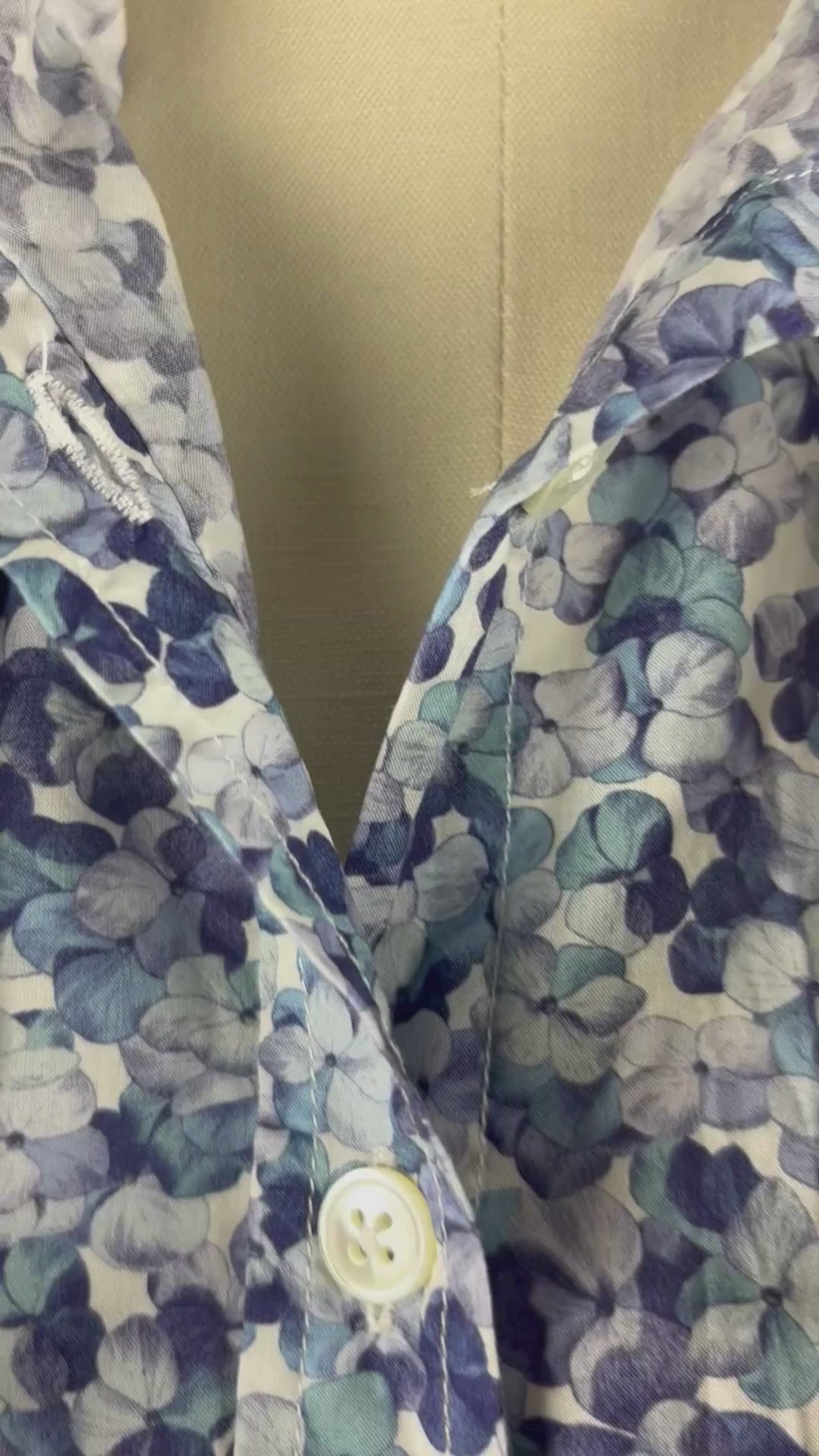 Chemisier hydrangée bleu lavande Simons tissu Liberty, taille small. Vue de la vidéo qui présente tous les détails du chemisier.