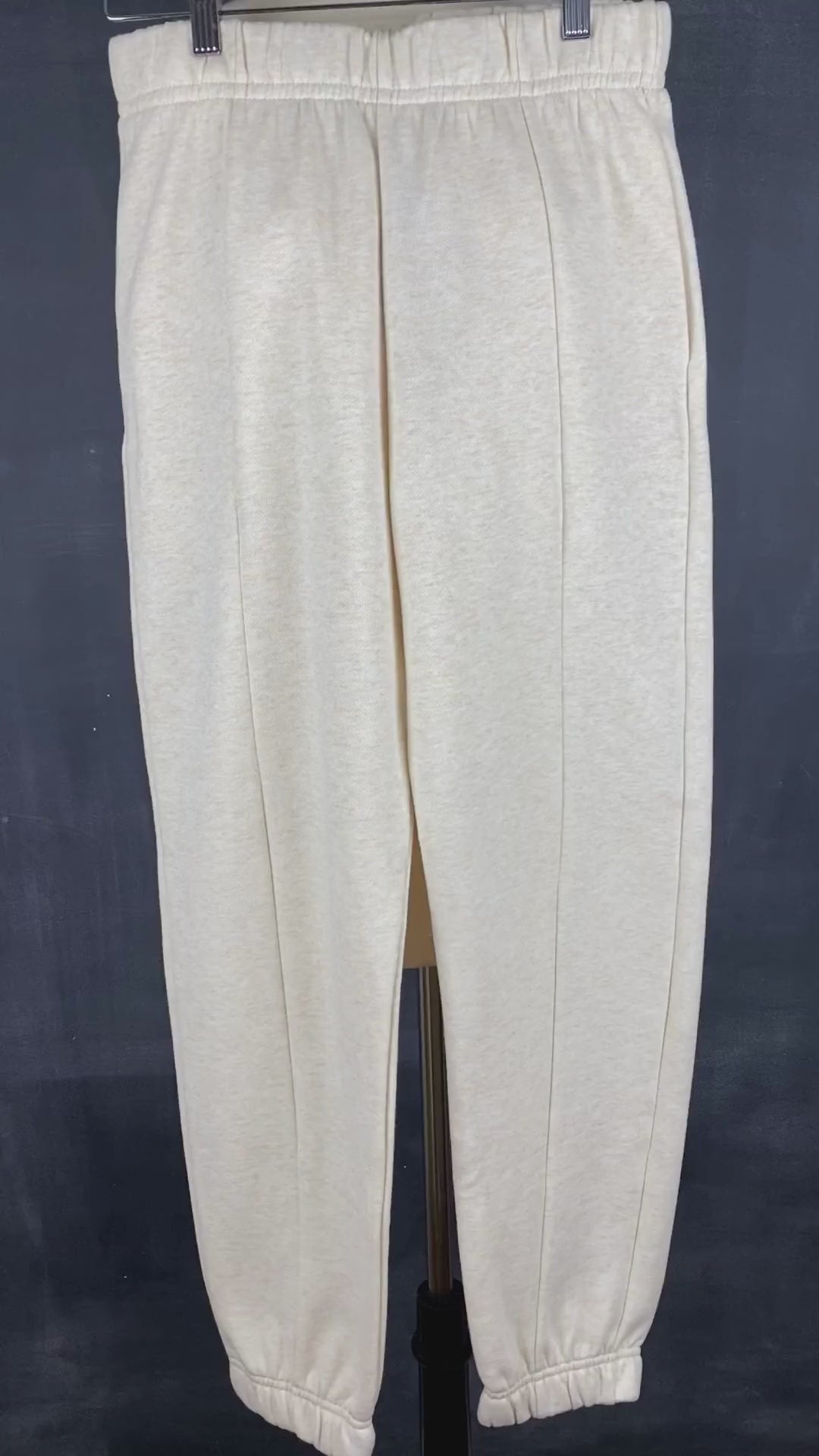 Pantalon jogger ouaté confort suprême Seve & Co. disponibles en plusieurs tailles. Vue de la vidéo qui présente tous les détails du pantalon couleur avoine lumineuse.