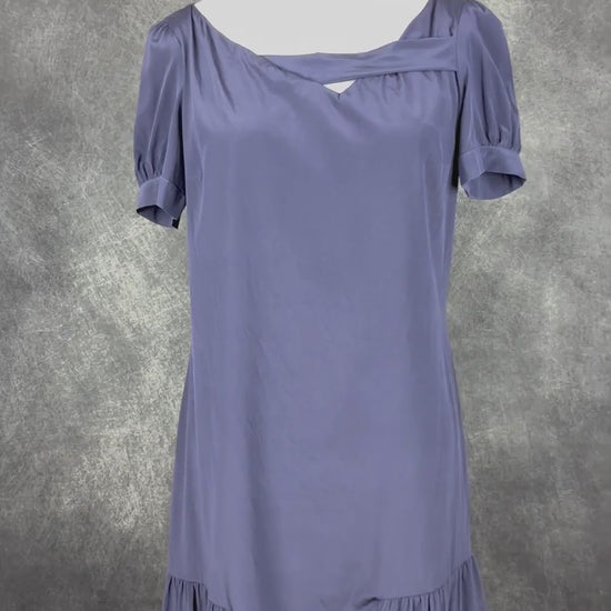 Robe marine en soie et dentelle Twin Set, taille medium qui peut faire small également. Vue de la vidéo qui présente tous les détails de la robe.