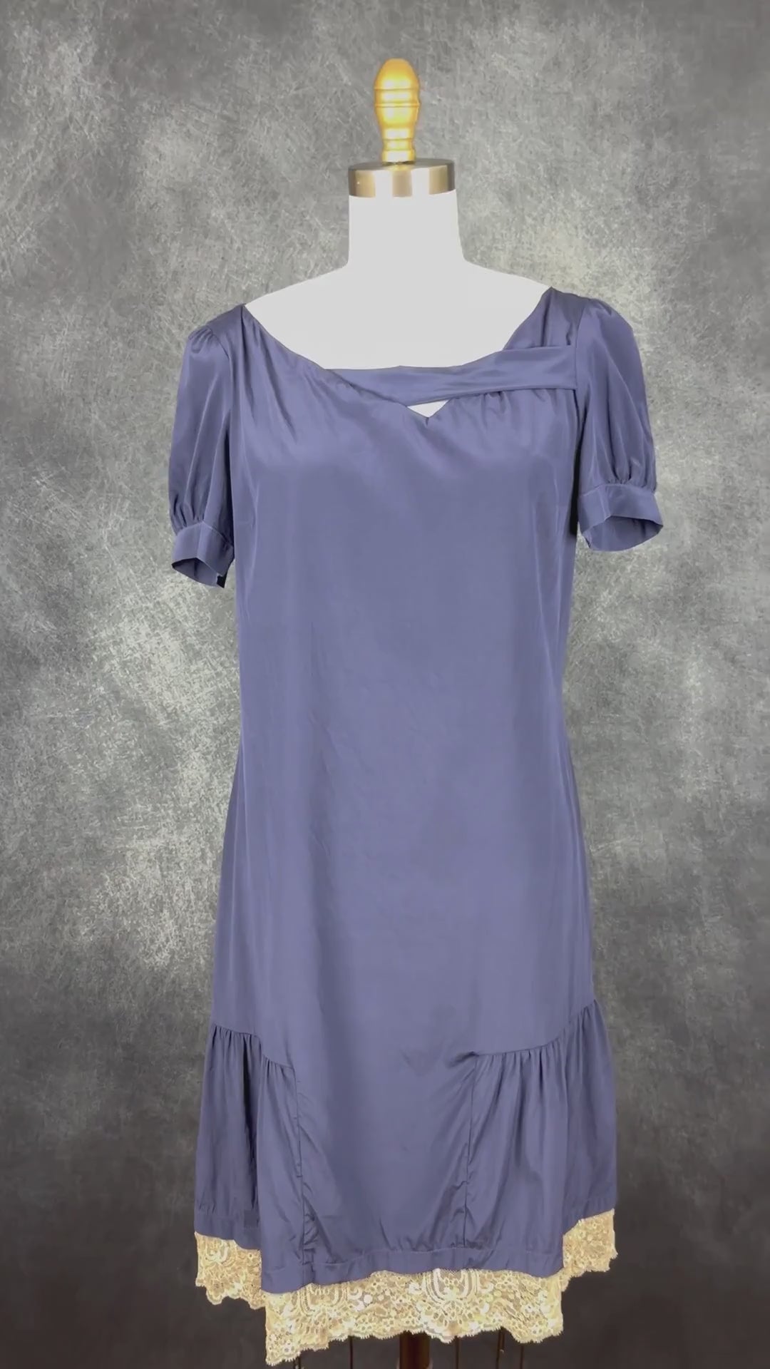 Robe marine en soie et dentelle Twin Set, taille medium qui peut faire small également. Vue de la vidéo qui présente tous les détails de la robe.