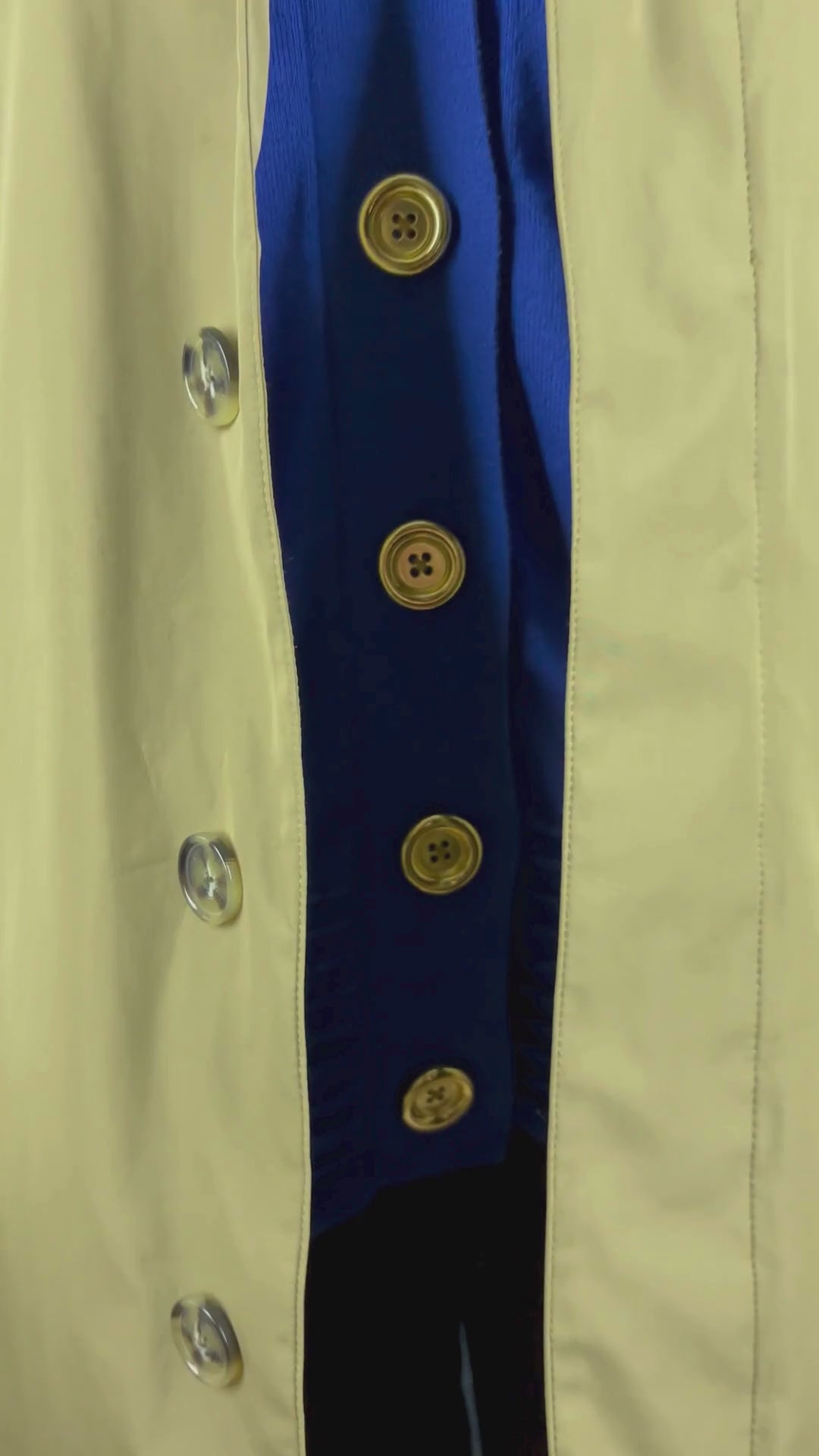 Cardigan bleu vif en fin tricot avec gros boutons dorés Jones New York Signature, taille xl. Vue de la vidéo qui présente tous les détails du cardigan.