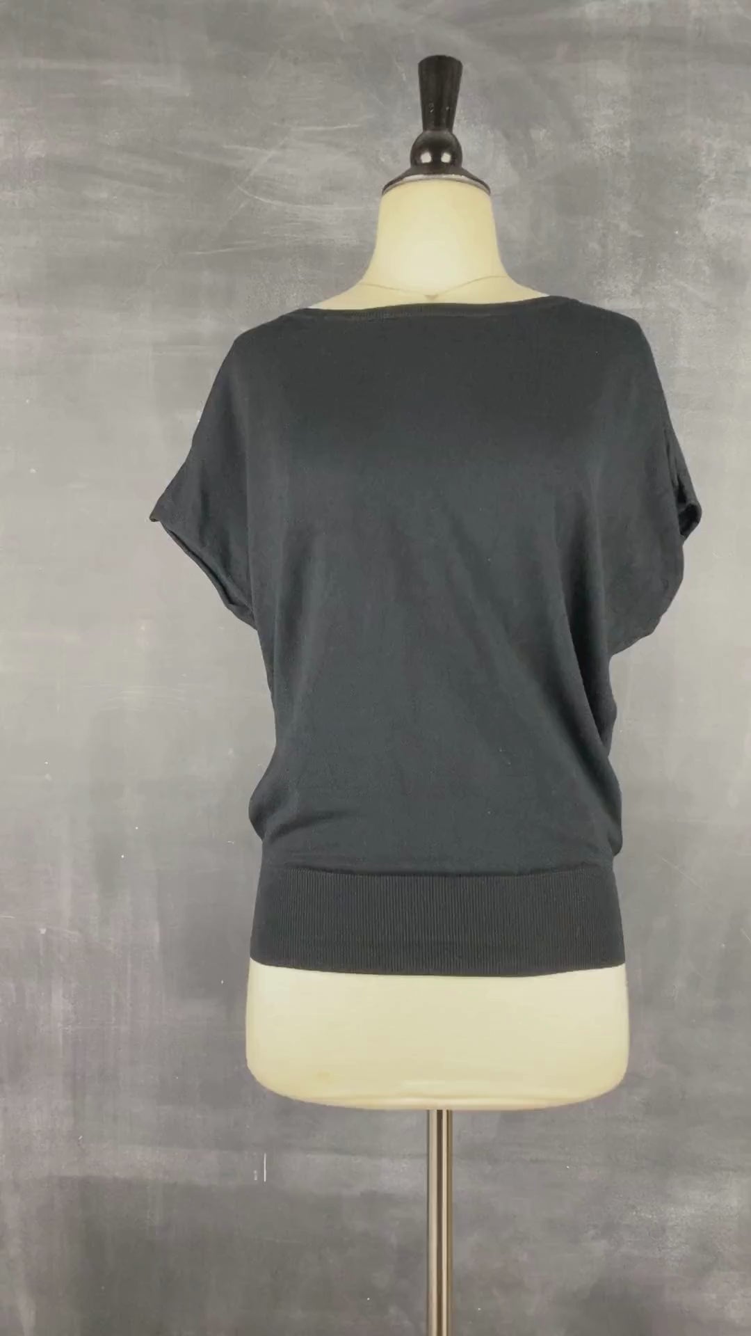 Chandail en tricot noir fin extensible Oui, taille 4 (xs/s). Vue de la vidéo qui présente tous les détails du chandail.