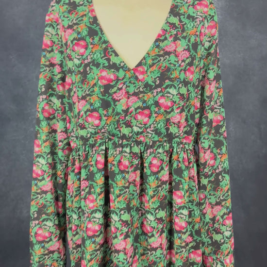 Robe courte à motifs floraux magnifiques style paysanne, Joelle, taille xl. Vue de la vidéo qui présente tous les détails de la robe.