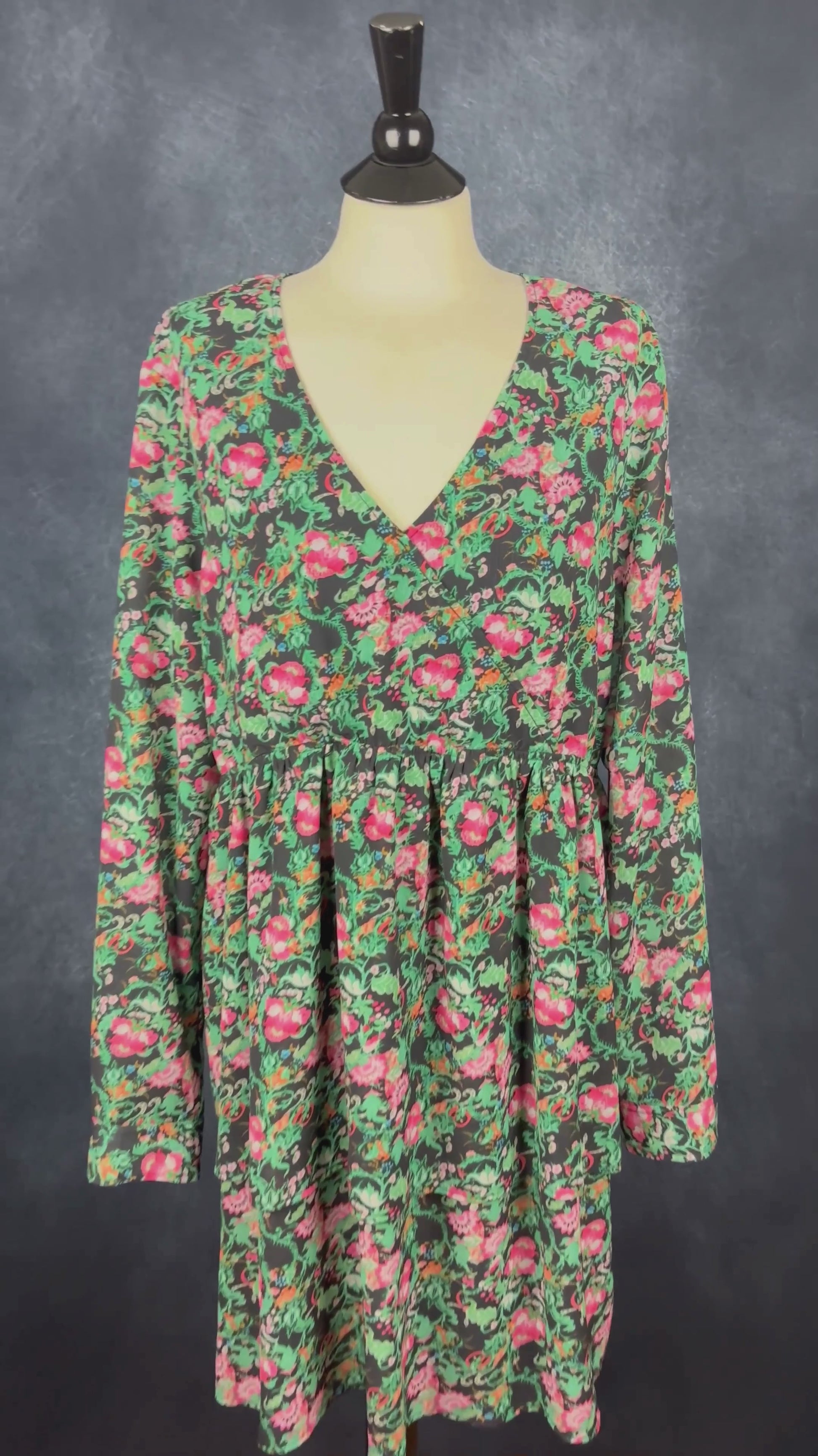 Robe courte à motifs floraux magnifiques style paysanne, Joelle, taille xl. Vue de la vidéo qui présente tous les détails de la robe.