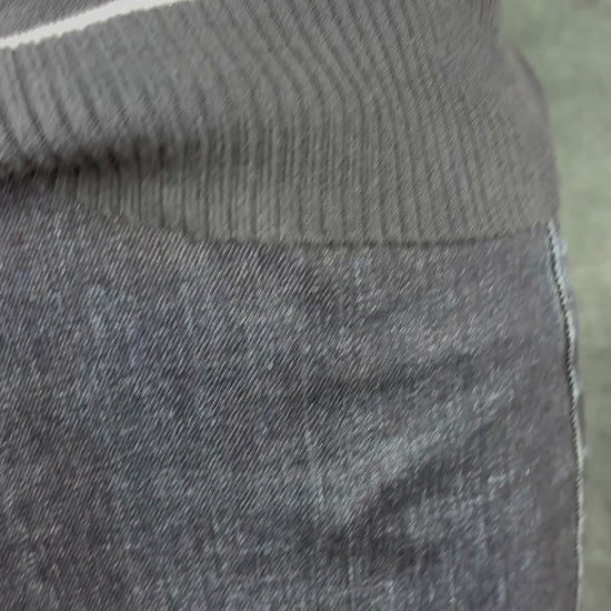 Jupe droite en denim foncé coupe magnifique, Citizens of Humanity, taille 27. Vue de la vidéo qui présente tous les détails de la jupe.