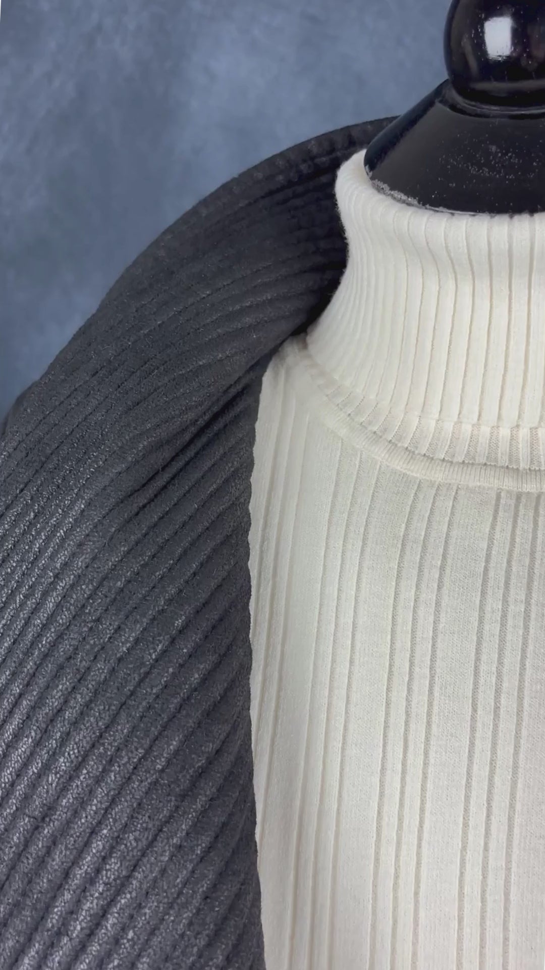 Veste design asymétrique à grand col charcoal Tom Adrian, taille estimée à small. Vue de la vidéo qui présente tous les détails de la veste.