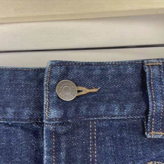 Jupe en jeans foncé Lauren Ralph Lauren, taille 12. Vue de la vidéo qui présente tous les détails de la jupe.