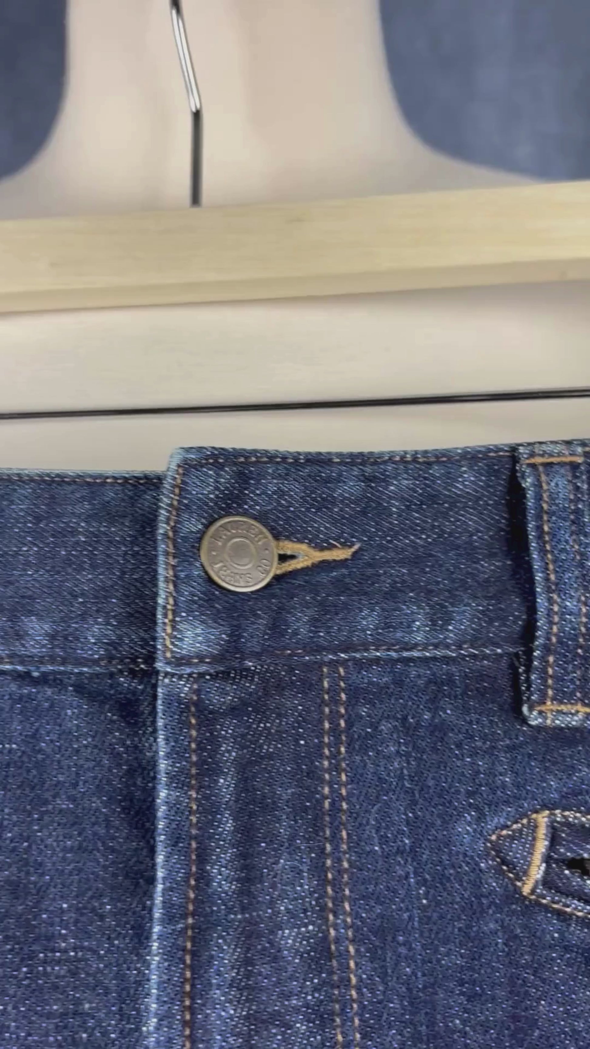 Jupe en jeans foncé Lauren Ralph Lauren, taille 12. Vue de la vidéo qui présente tous les détails de la jupe.