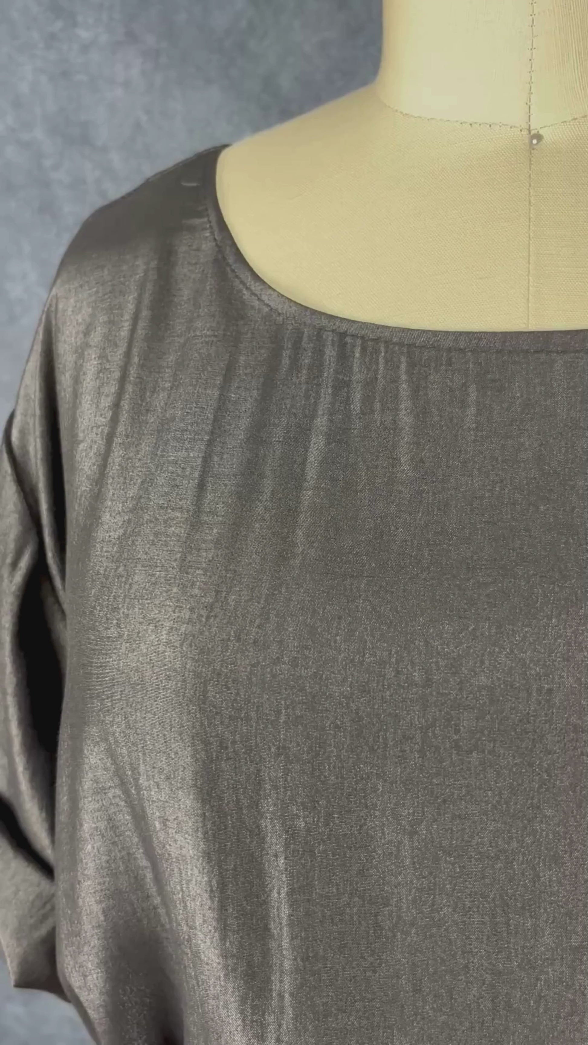 Robe scintillante noire Soaked in Luxury, taille small (peut aussi faire medium). Vue de la vidéo qui présente tous les détails de la robe.