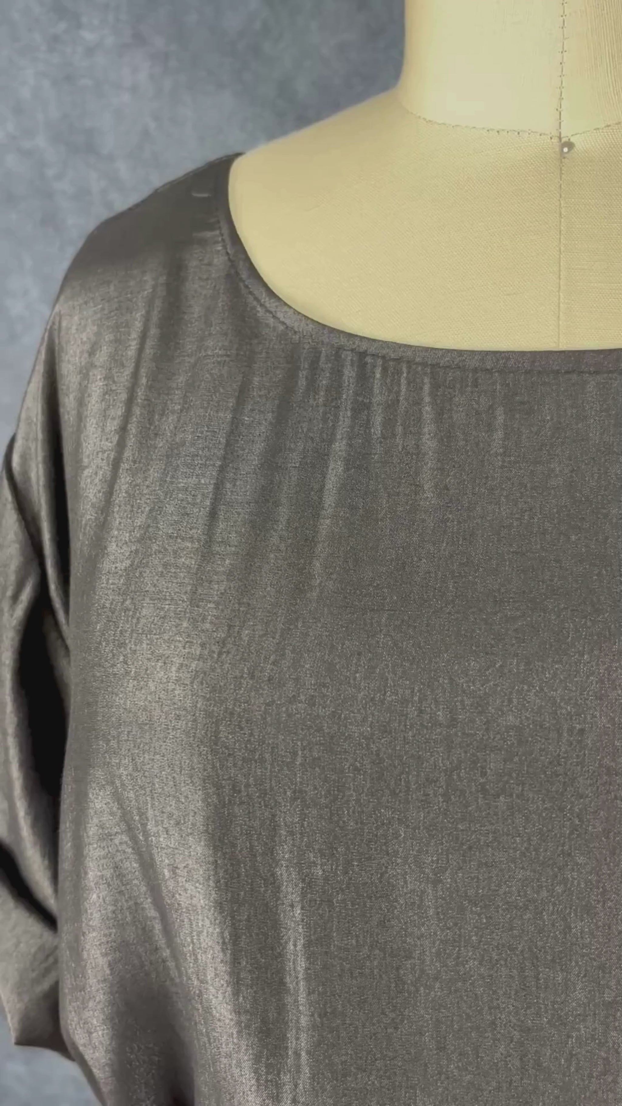 Robe scintillante noire Soaked in Luxury, taille small (peut aussi faire medium). Vue de la vidéo qui présente tous les détails de la robe.