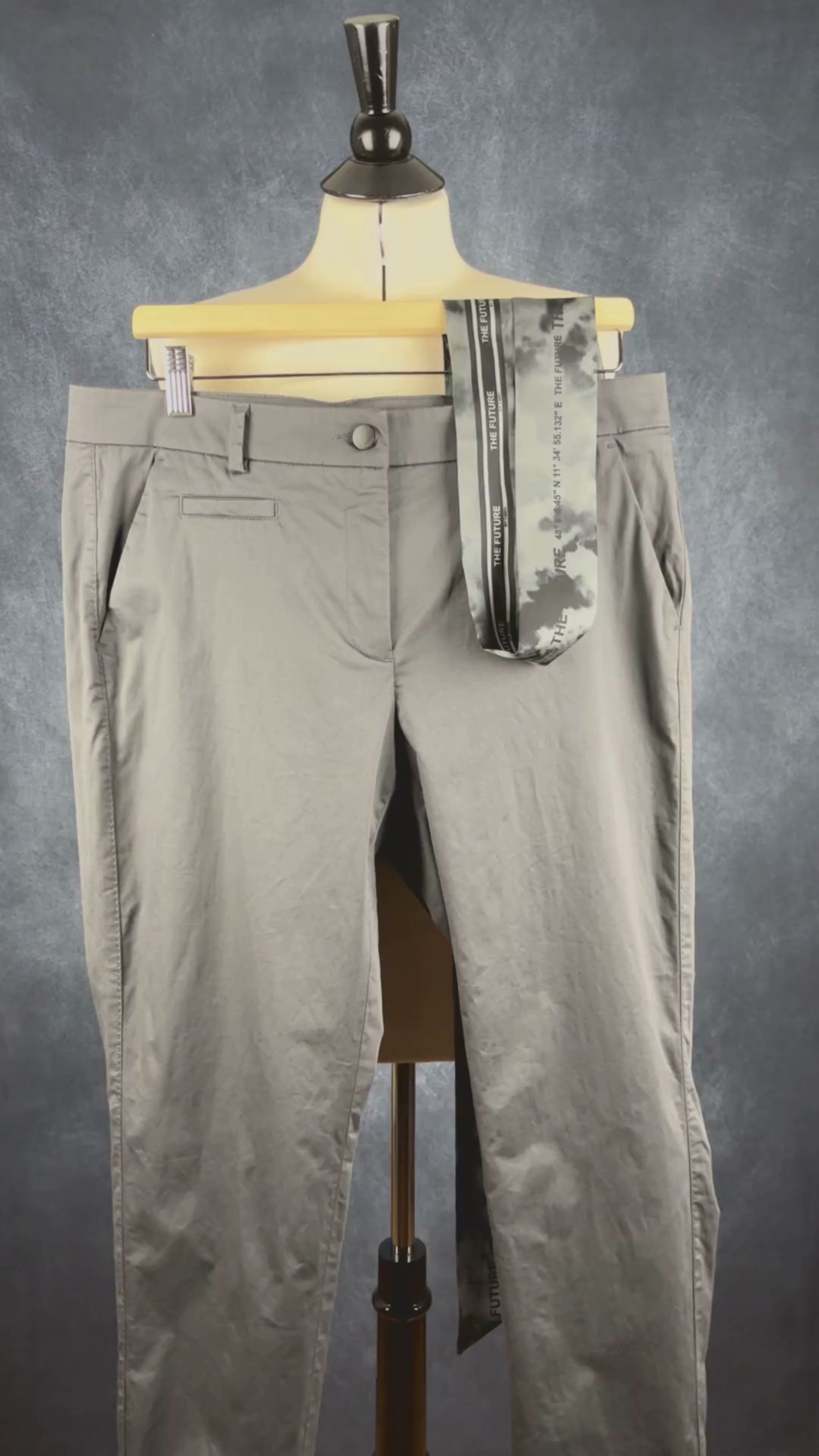 Pantalon en coton gris charcoal avec ceinture foulard Cambio, taille 12. Vue de la vidéo qui présente tous les détails du pantalon.