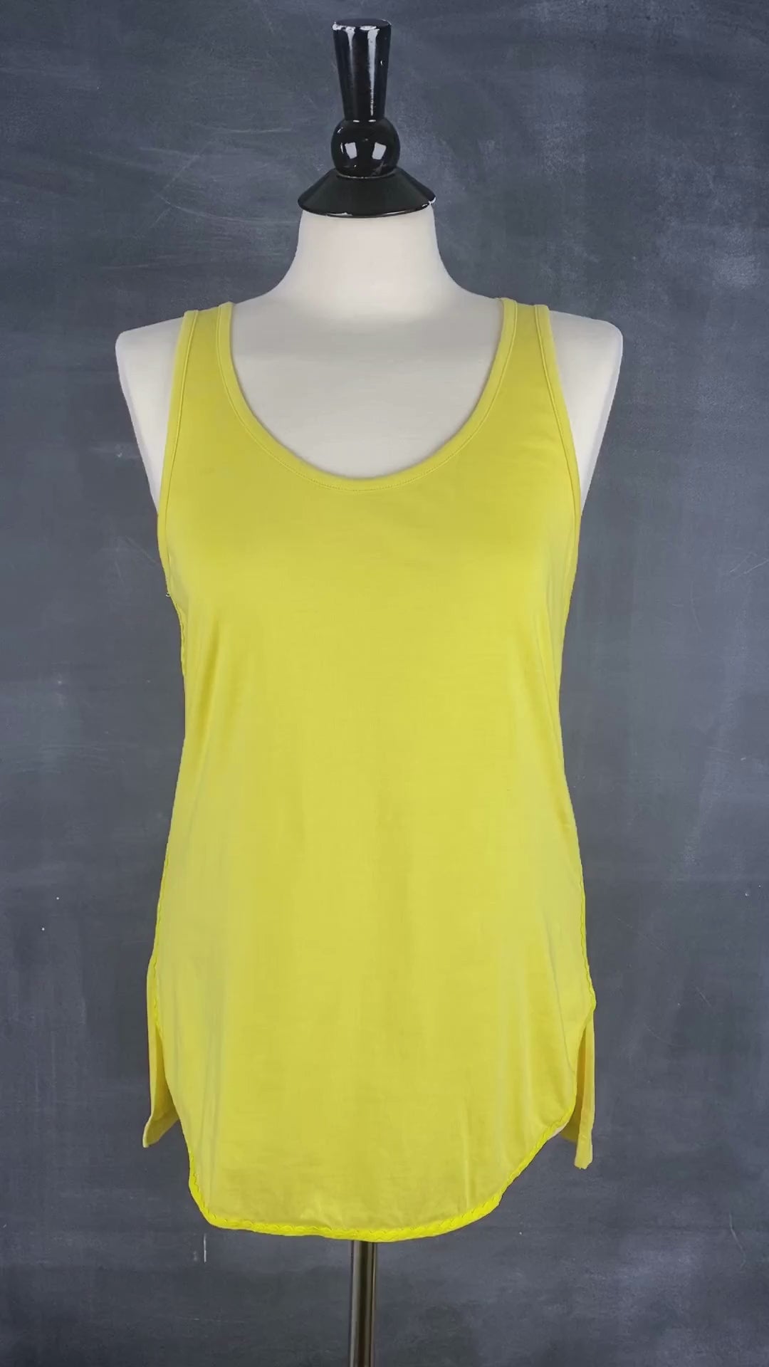 Camisole jaune en coton pima Tristan, taille small. Vue de la vidéo qui présente les détails de la camisole.