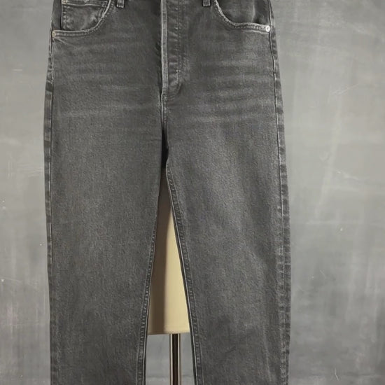 Jeans court droit taille haute Agolde, taille 26. Vue de la vidéo qui présente tous les détails du jean.