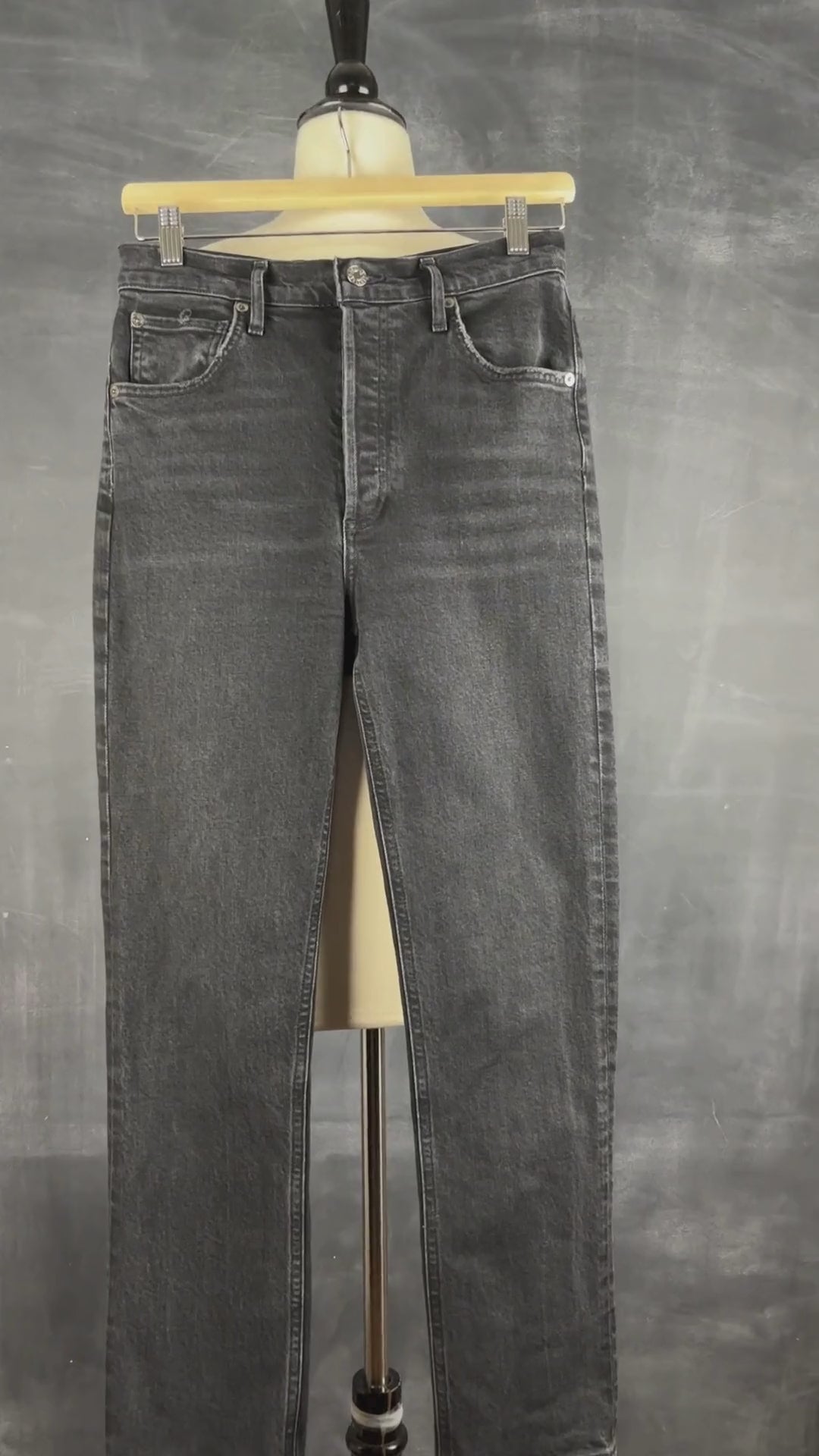 Jeans court droit taille haute Agolde, taille 26. Vue de la vidéo qui présente tous les détails du jean.