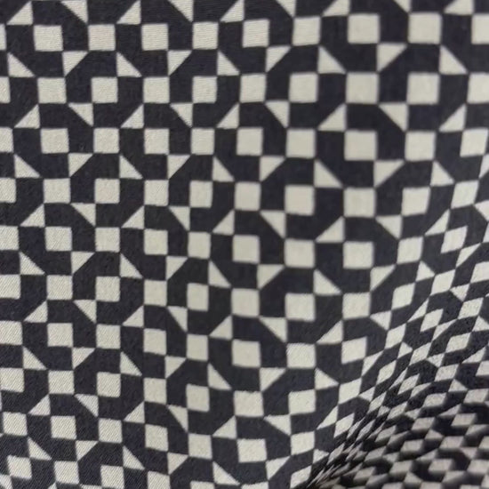 Chandail en soie à motifs Joie, environ large. Vue de la vidéo qui présente tous les détails du chandail.