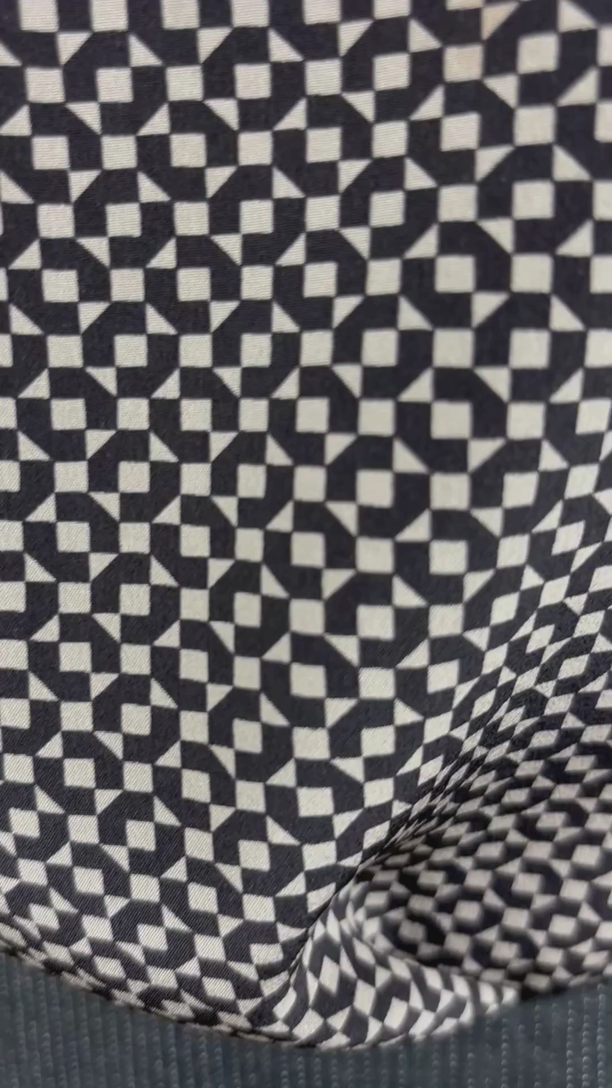 Chandail en soie à motifs Joie, environ large. Vue de la vidéo qui présente tous les détails du chandail.