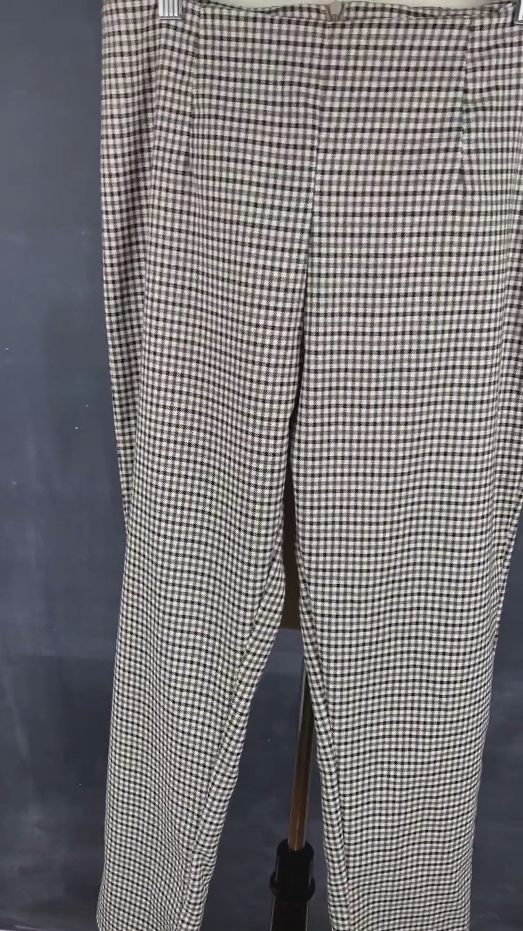 Pantalon pied de poule automnal, marque Essentiels Co Mtl, taille medium (petit). Vue de la vidéo qui présente tous les détails du pantalon.
