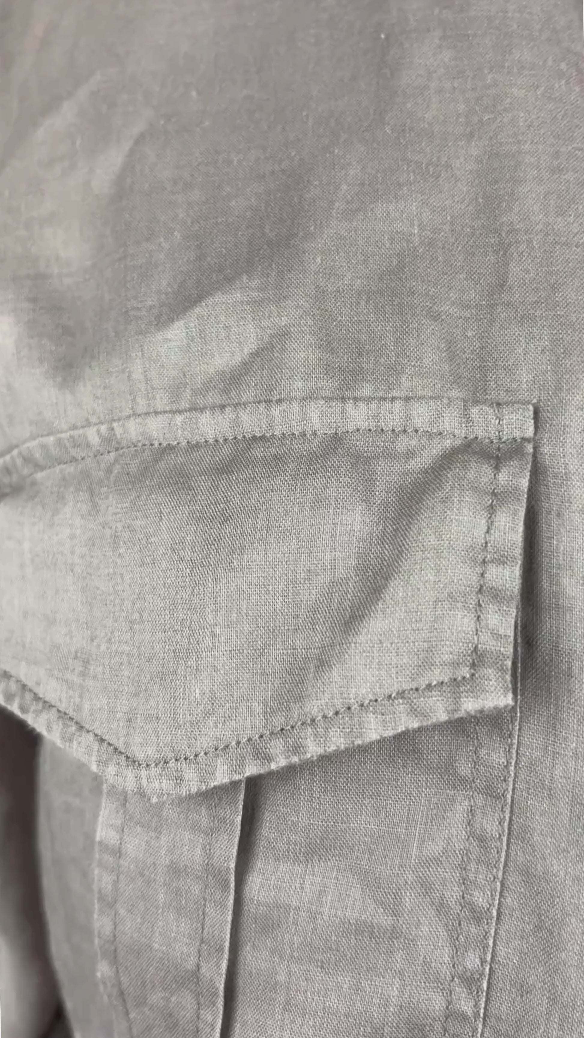 Chemisier taupe en ramie avec poches Repeat, taille xs. Vue de la vidéo qui présente tous les détails du chemisier.