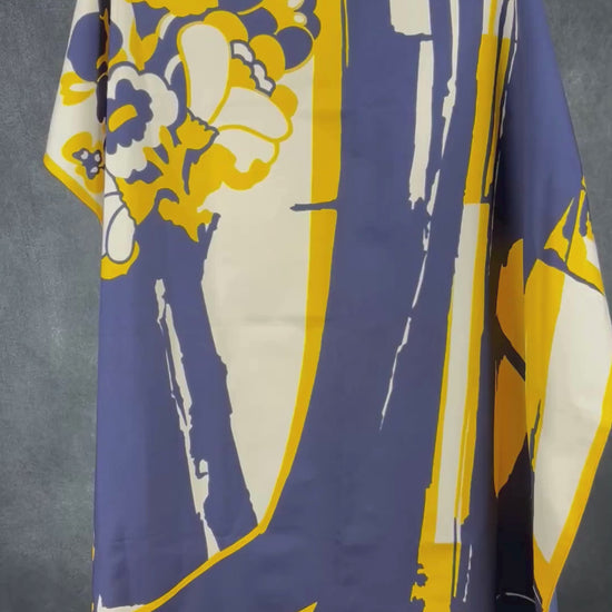 Foulard floral marine et jaune Patricia Dumont, carré. Vue de la vidéo qui présente tous les détails du foulard.