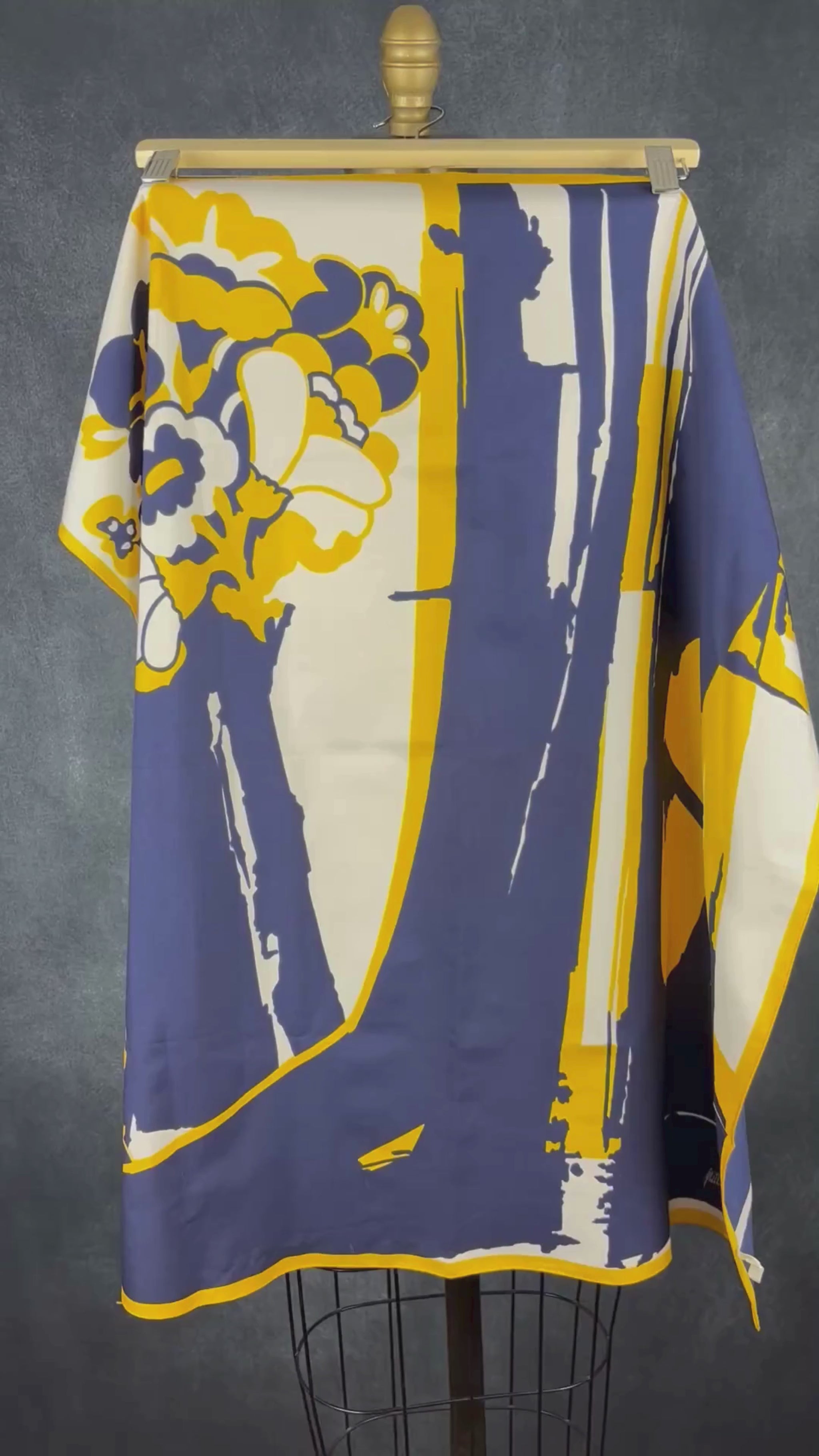 Foulard floral marine et jaune Patricia Dumont, carré. Vue de la vidéo qui présente tous les détails du foulard.