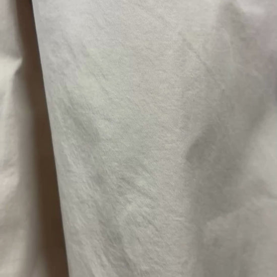 Pantalon confortable beige en coton extensible à taille élastique Oui, taille 16. Vue de la vidéo qui présente tous les détails du pantalon.