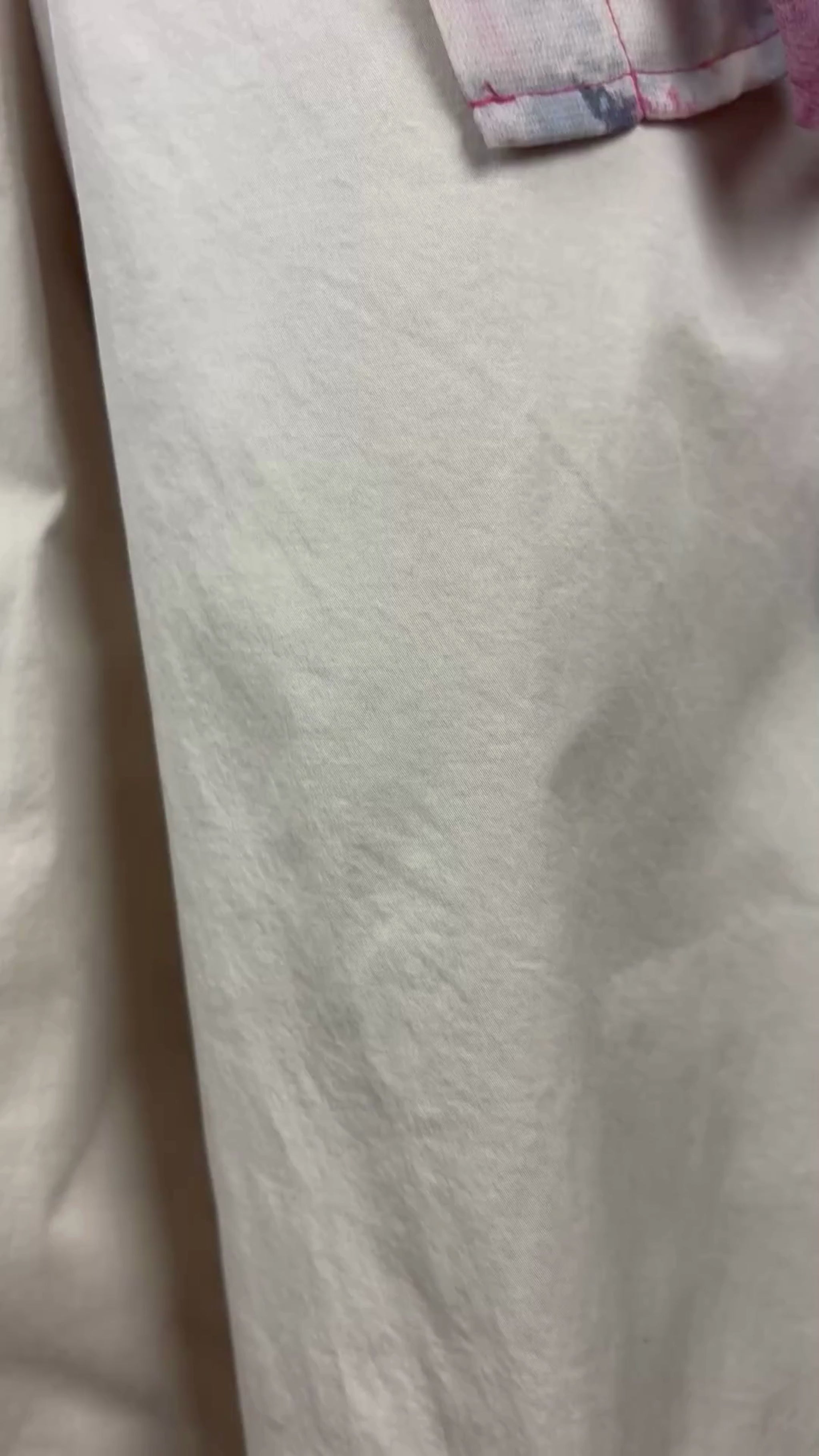 Pantalon confortable beige en coton extensible à taille élastique Oui, taille 16. Vue de la vidéo qui présente tous les détails du pantalon.