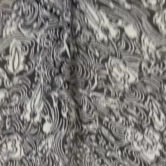 Blouse fluide à motifs floraux, légèrement translucide noir et beige Part Two, taille 38 (m). Vue de la vidéo qui présente tous les détails de la blouse.