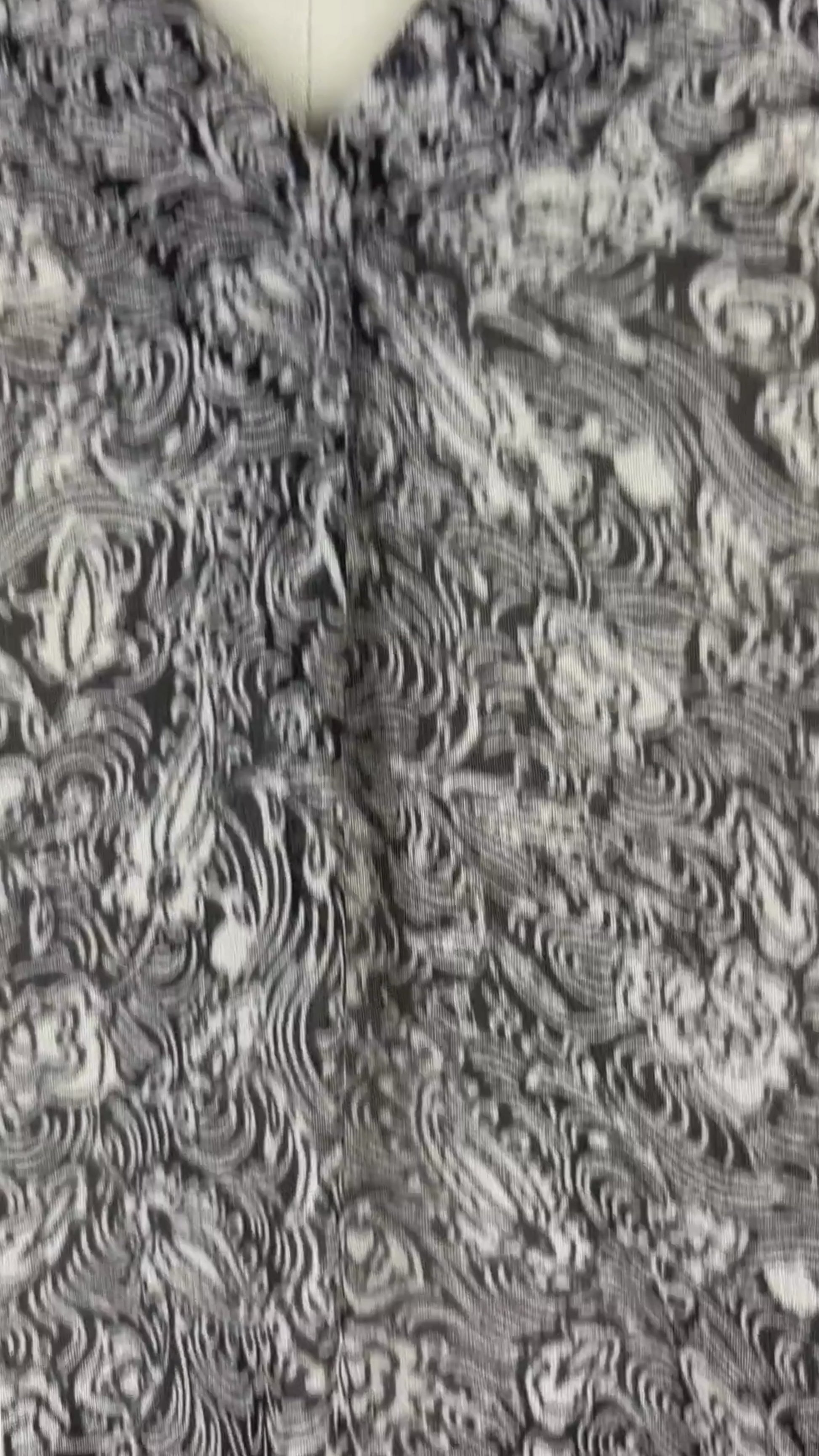 Blouse fluide à motifs floraux, légèrement translucide noir et beige Part Two, taille 38 (m). Vue de la vidéo qui présente tous les détails de la blouse.