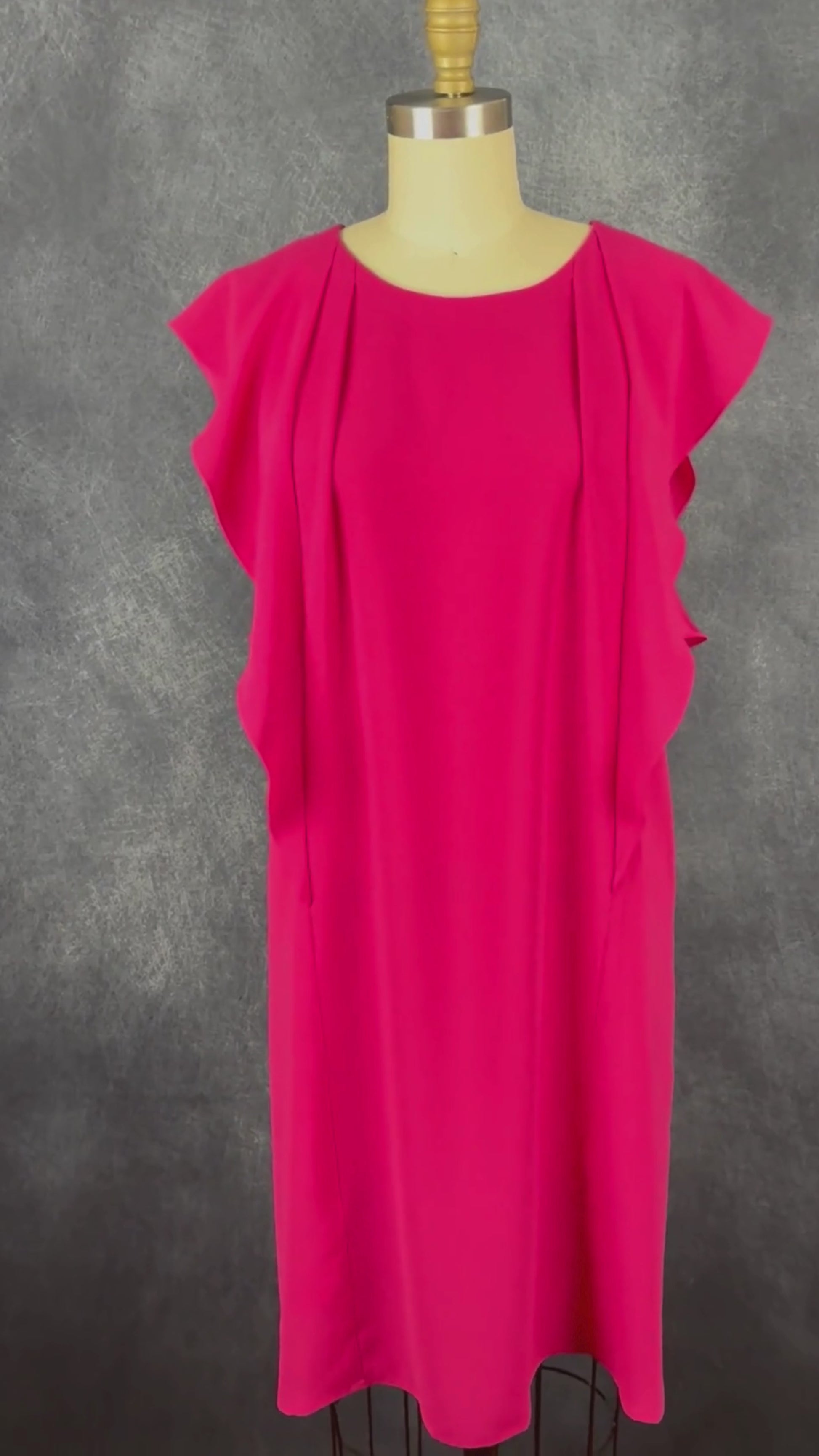 Robe fuchsia fluide à manches volantées, BCBG MaxAzria, taille small. Vue de la vidéo qui présente tous les détails de la robe.