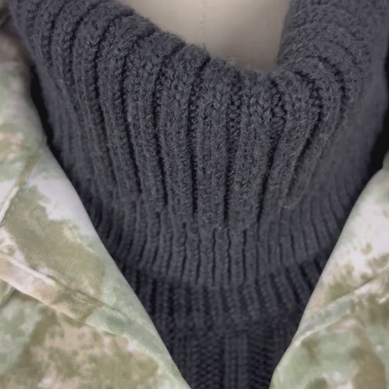 Robe tunique noire en tricot à col roulé Marc Cain, taille estimée à xs/s. Vue de la vidéo qui présente tous les détails de la robe tunique.