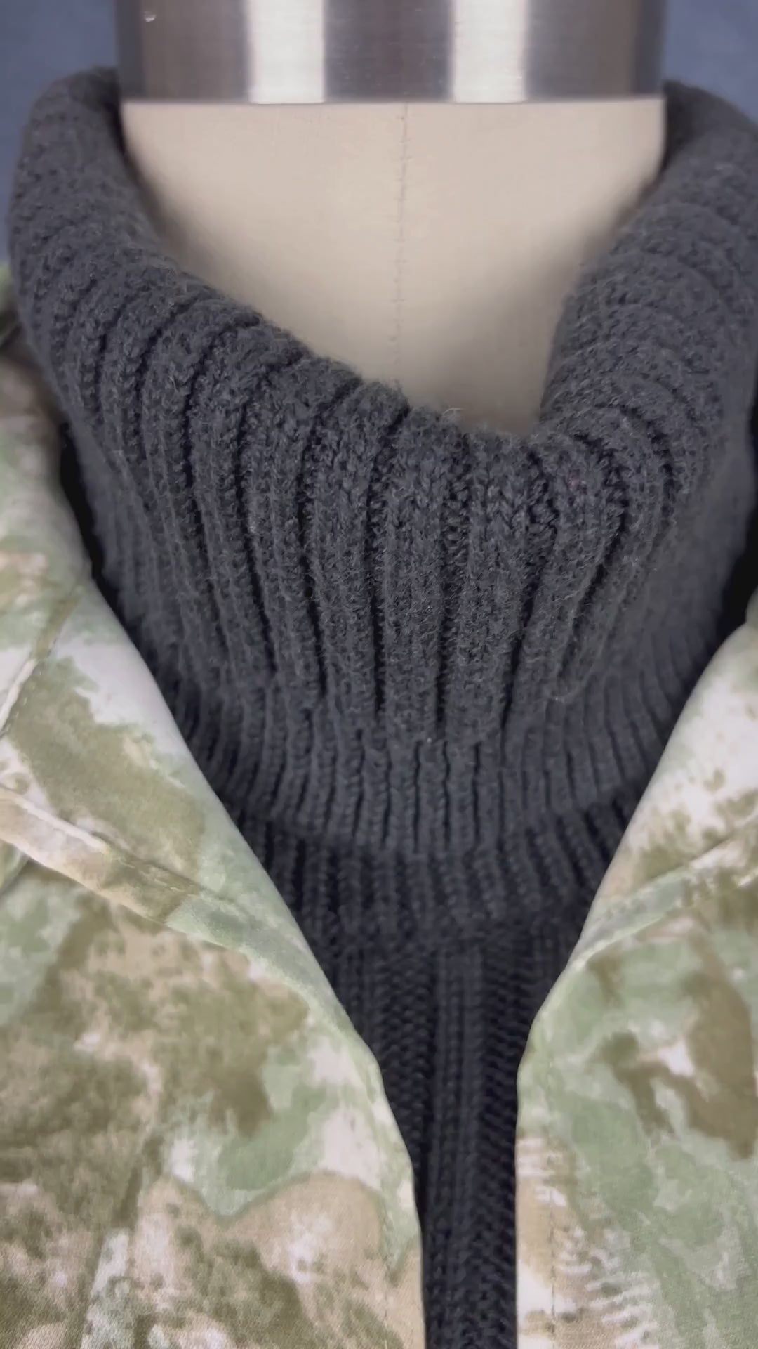 Robe tunique noire en tricot à col roulé Marc Cain, taille estimée à xs/s. Vue de la vidéo qui présente tous les détails de la robe tunique.